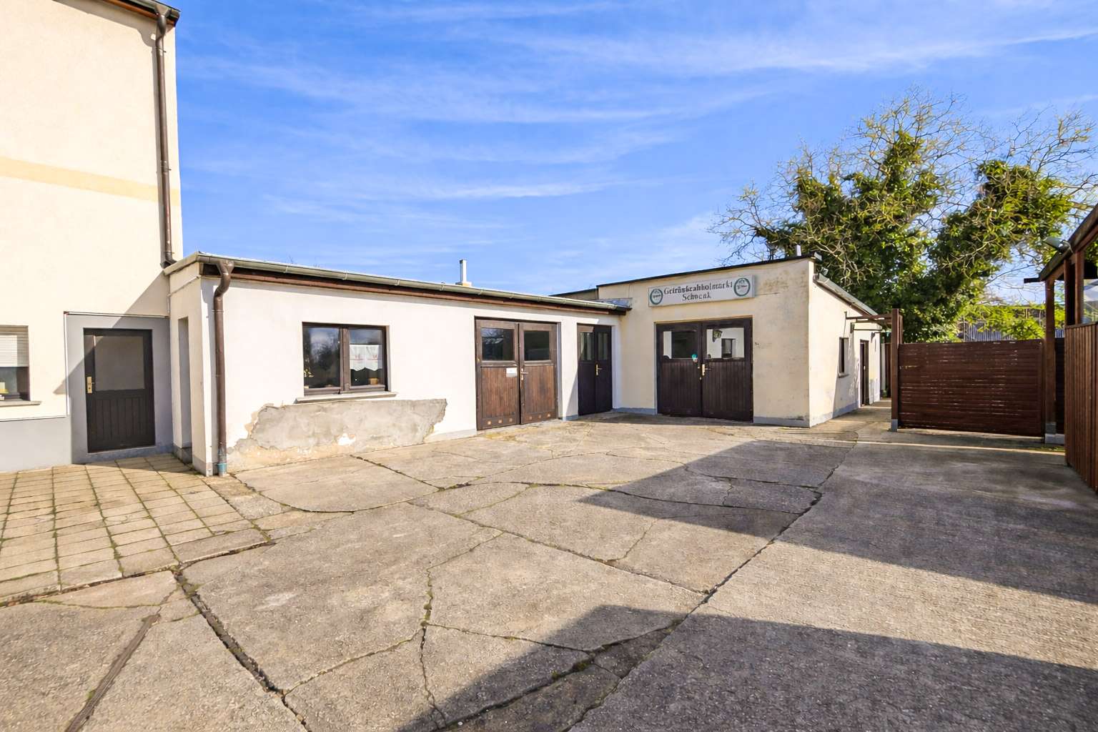 Zahlreiche Nebengelasse