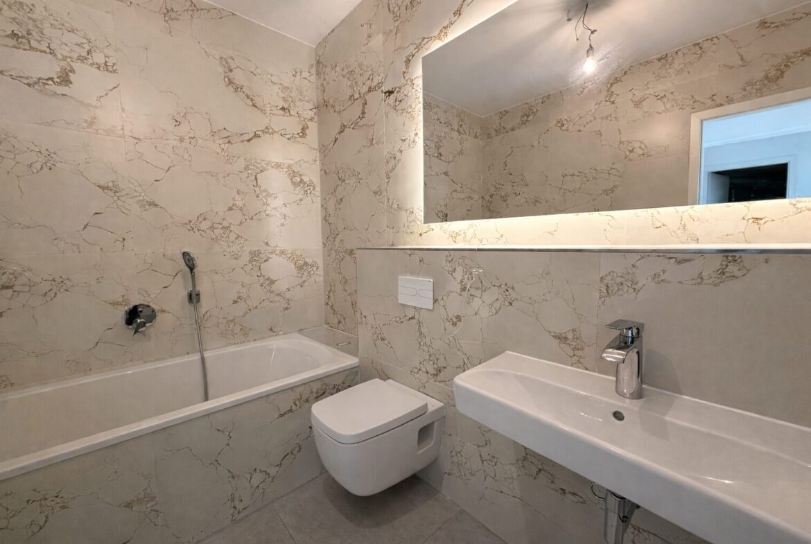 Badezimmer mit Badewanne