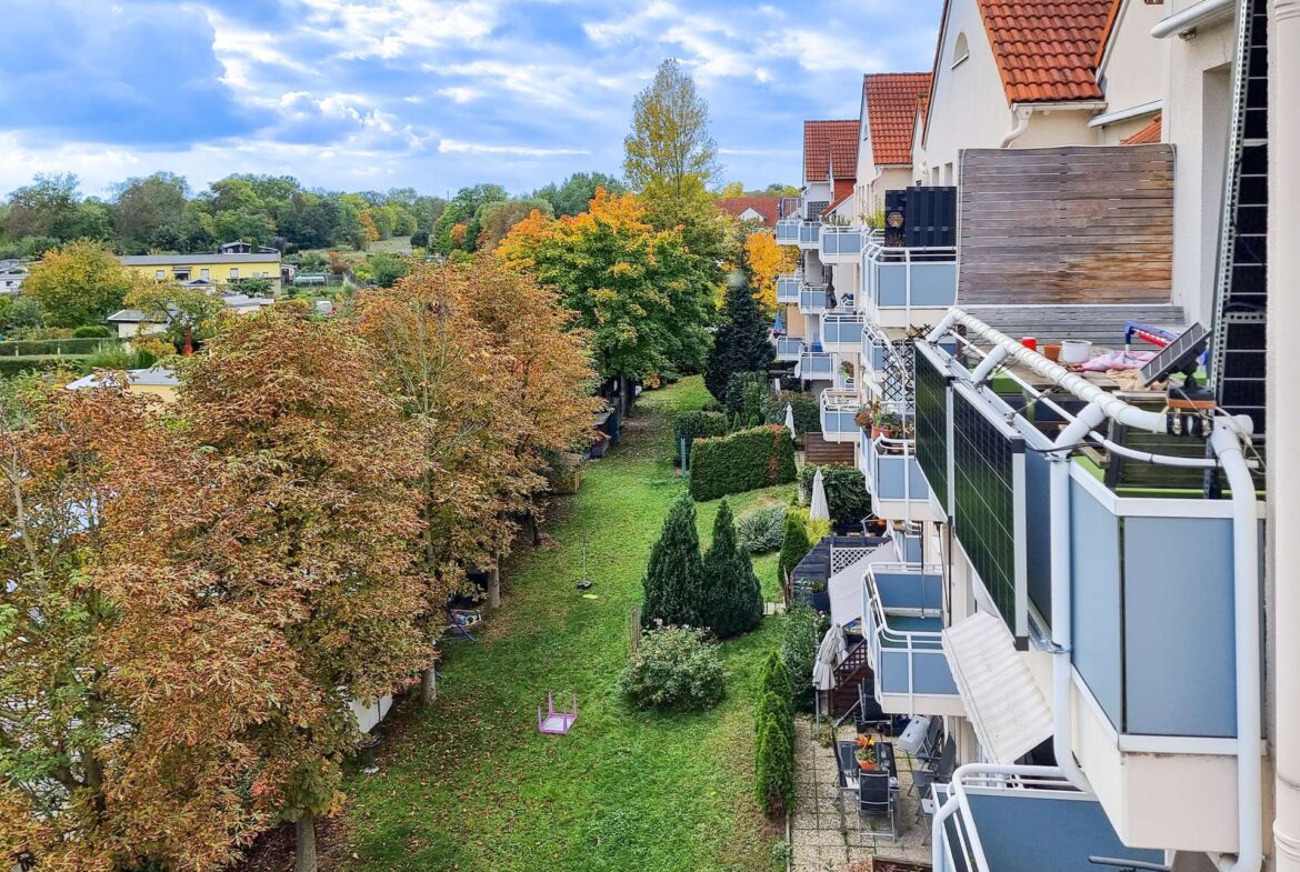 Balkon mit Blick ins Grün 