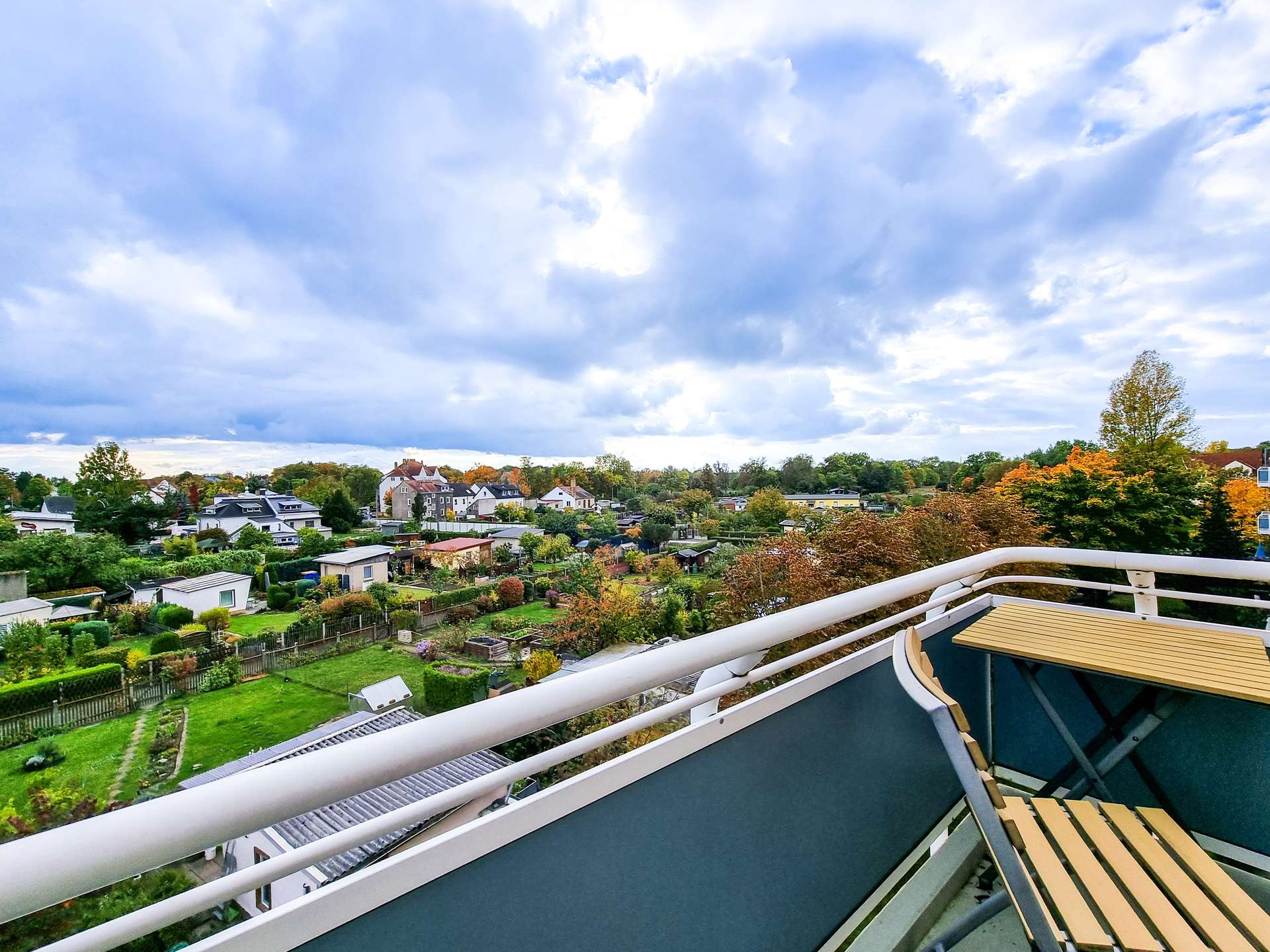 Balkon mit Blick ins Grün