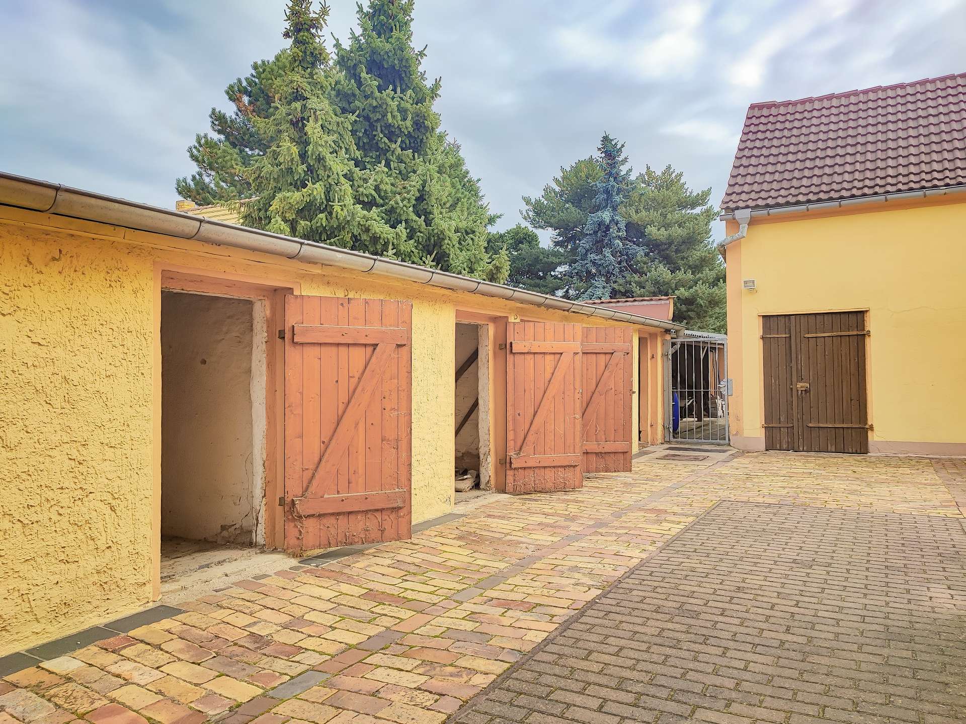 Nebengelass und Scheune