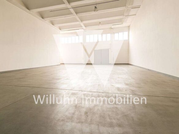 Große Halle mit eigener Zufahrt
