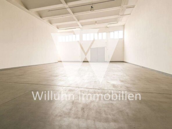 Große Halle mit eigener Zufahrt