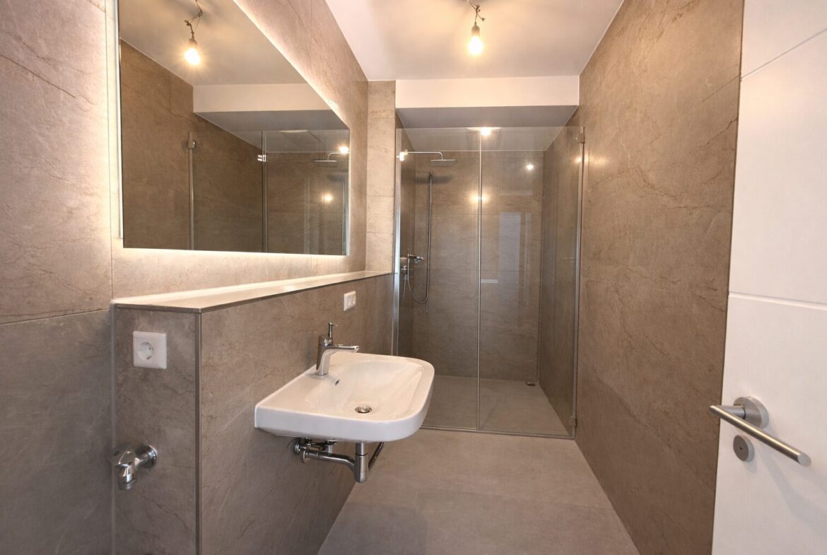 Badezimmer mit Dusche