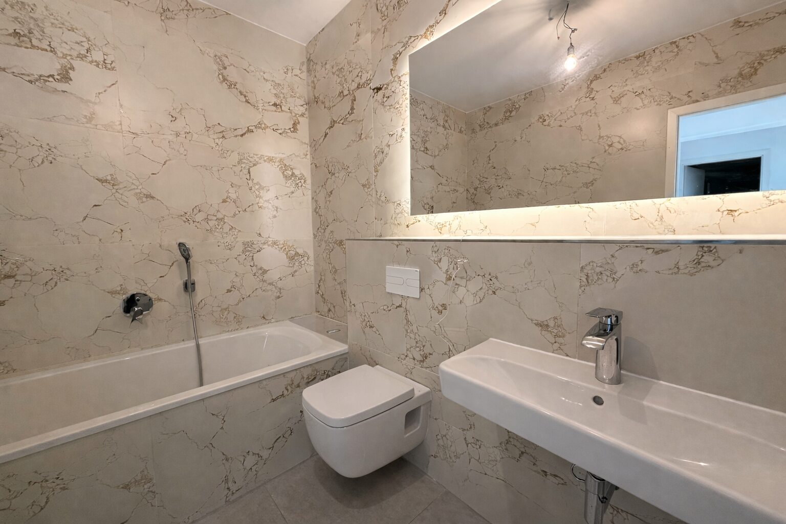 Badezimmer mit Badewanne