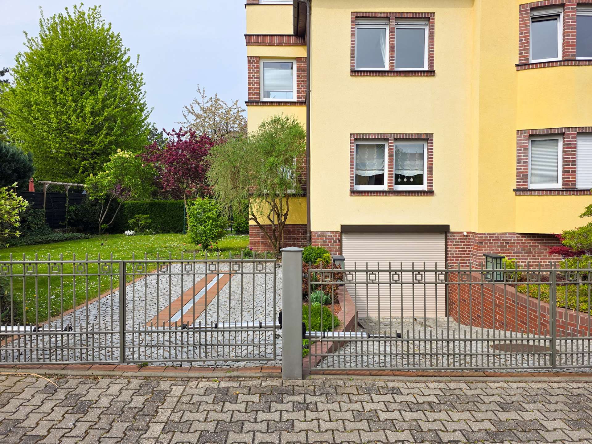 Außenstellplatz + Garage