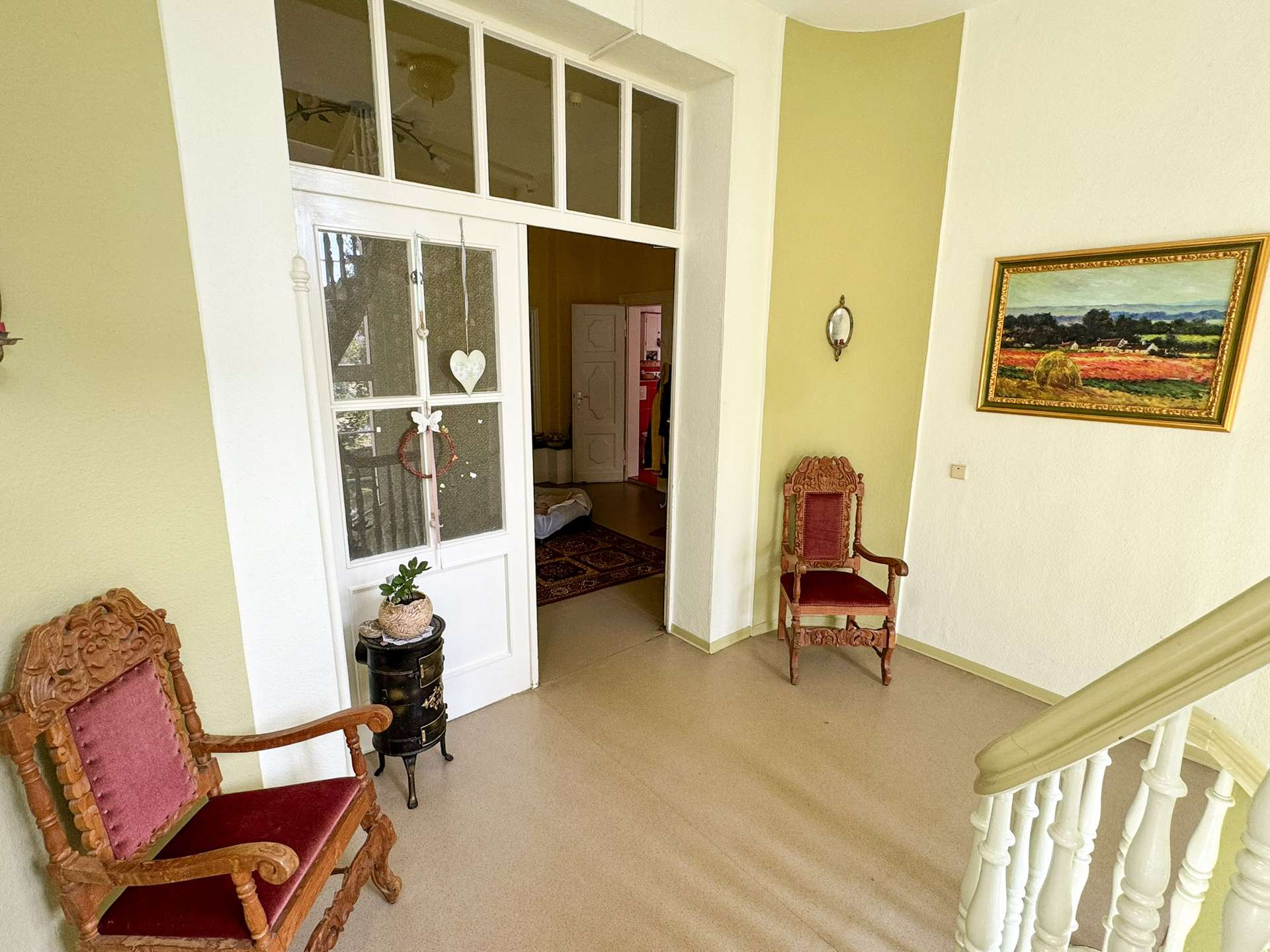 Heller Zwischenflur mit Sitzmöglichkeiten