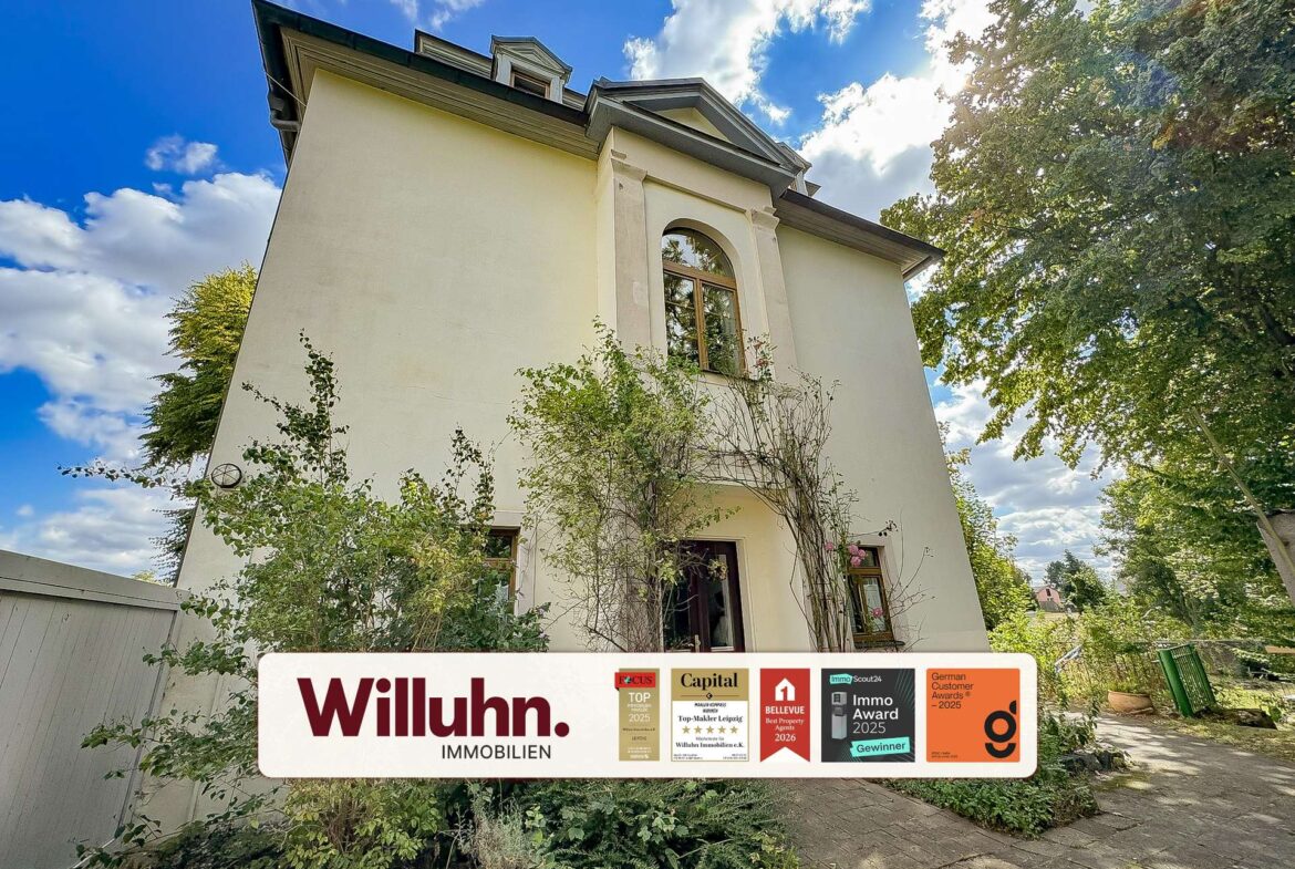 Titel Seitenansicht des historischen Herrenhauses