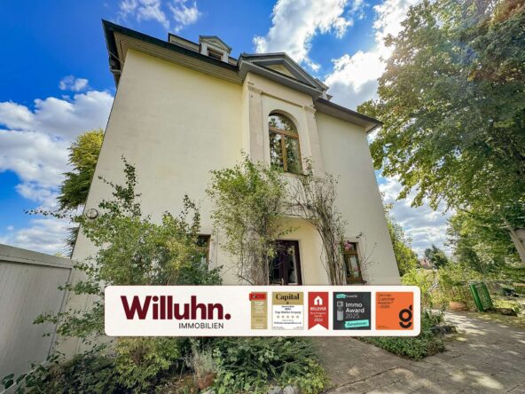 Titel Seitenansicht des historischen Herrenhauses