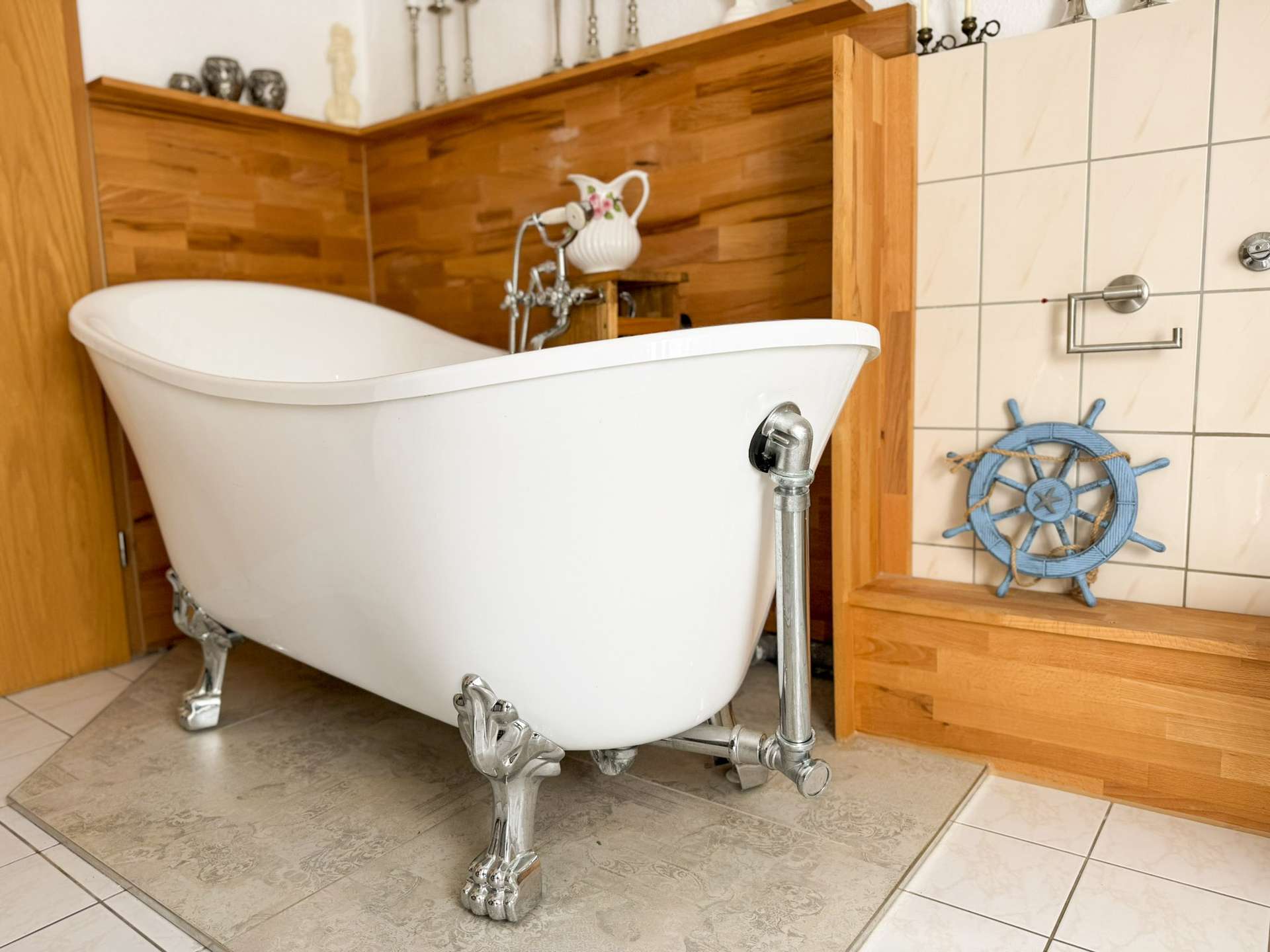 Badezimmer mit freistehender Badewanne