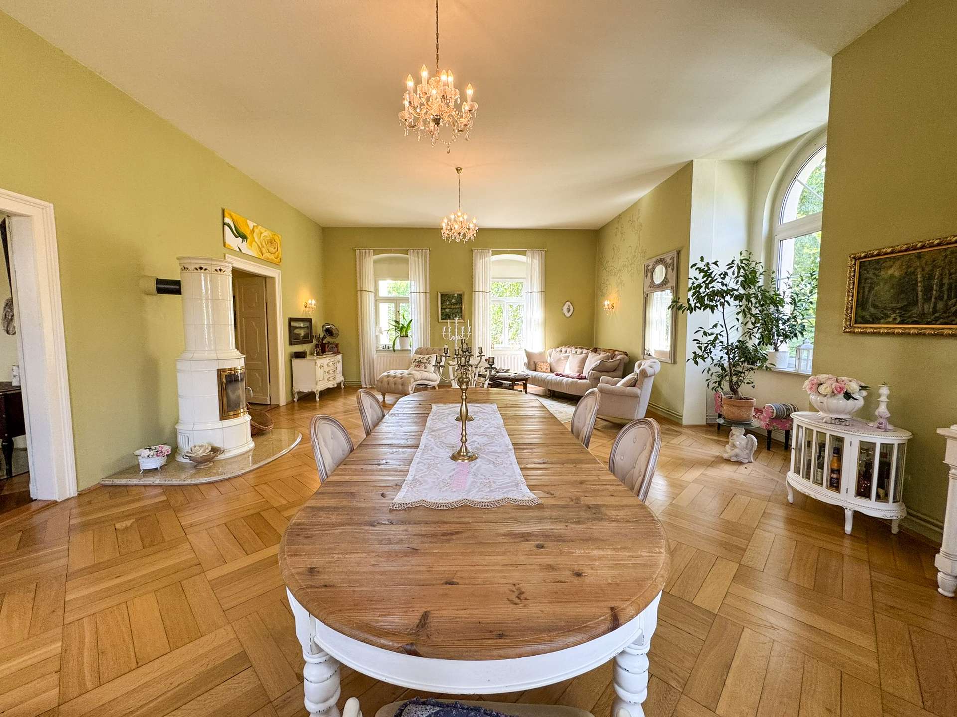 Elegantes Esszimmer mit Kaminofen