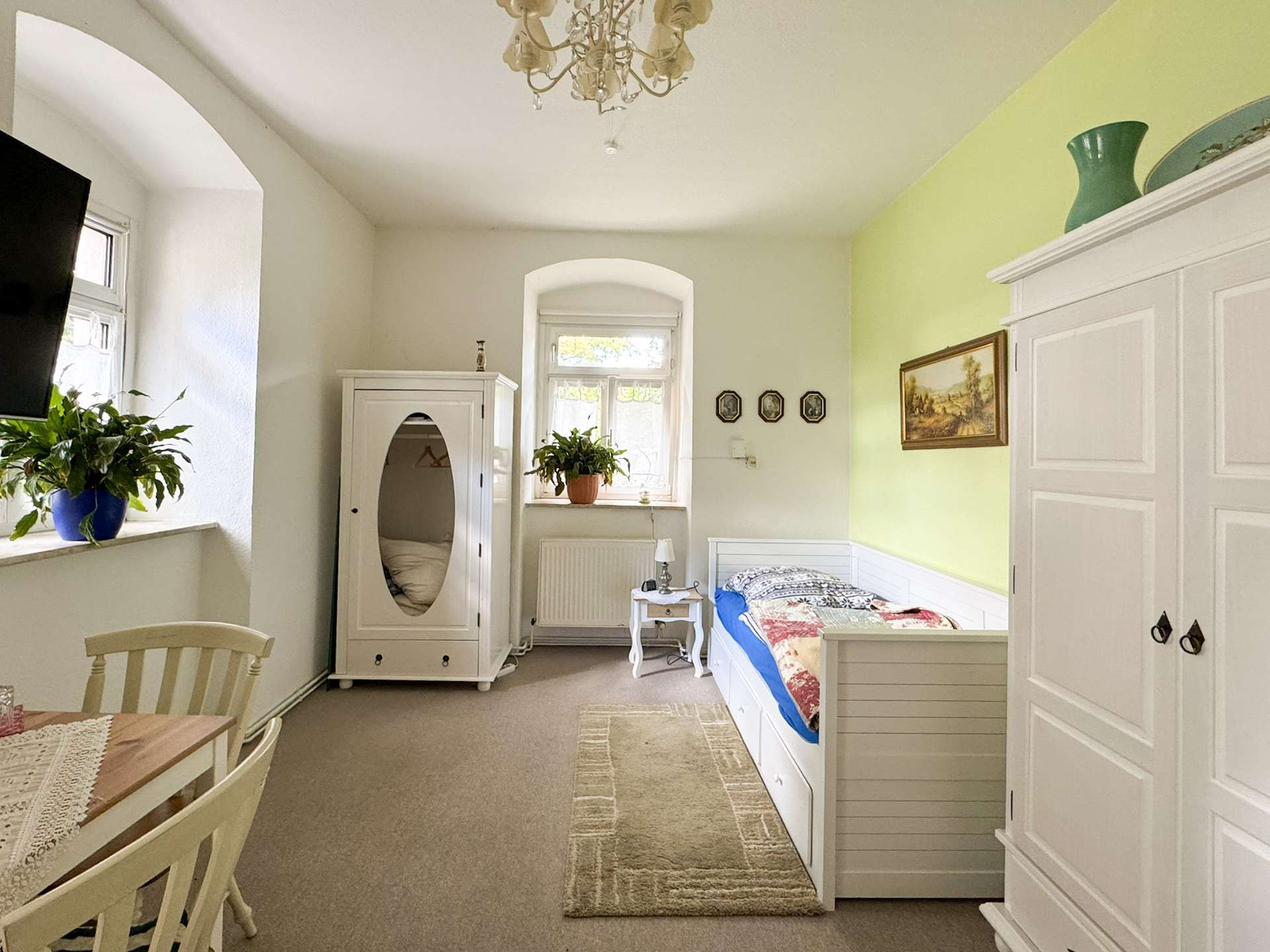 Helles Gästezimmer mit barrierefreiem Zugang