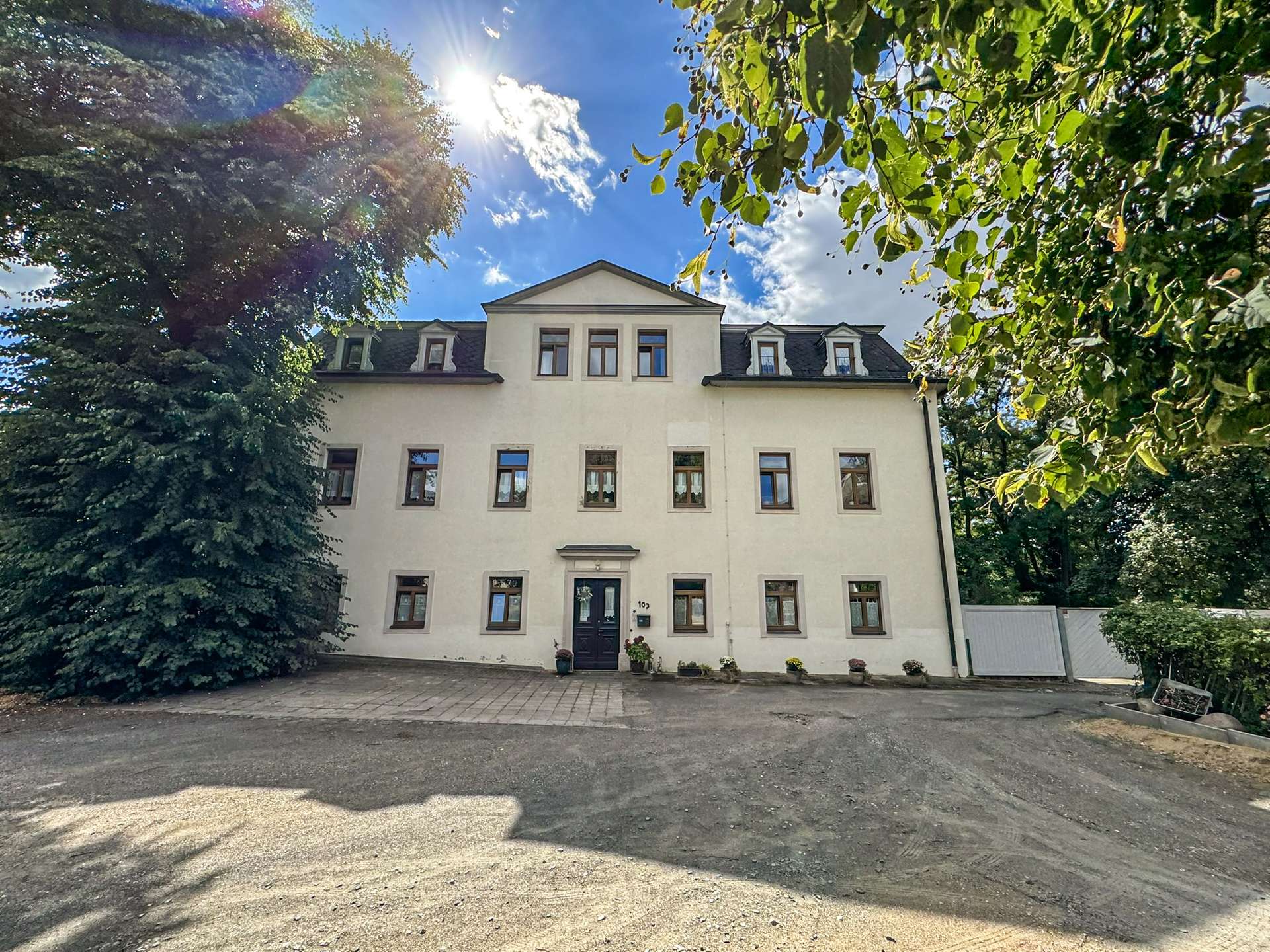 Frontansicht des Herrenhauses