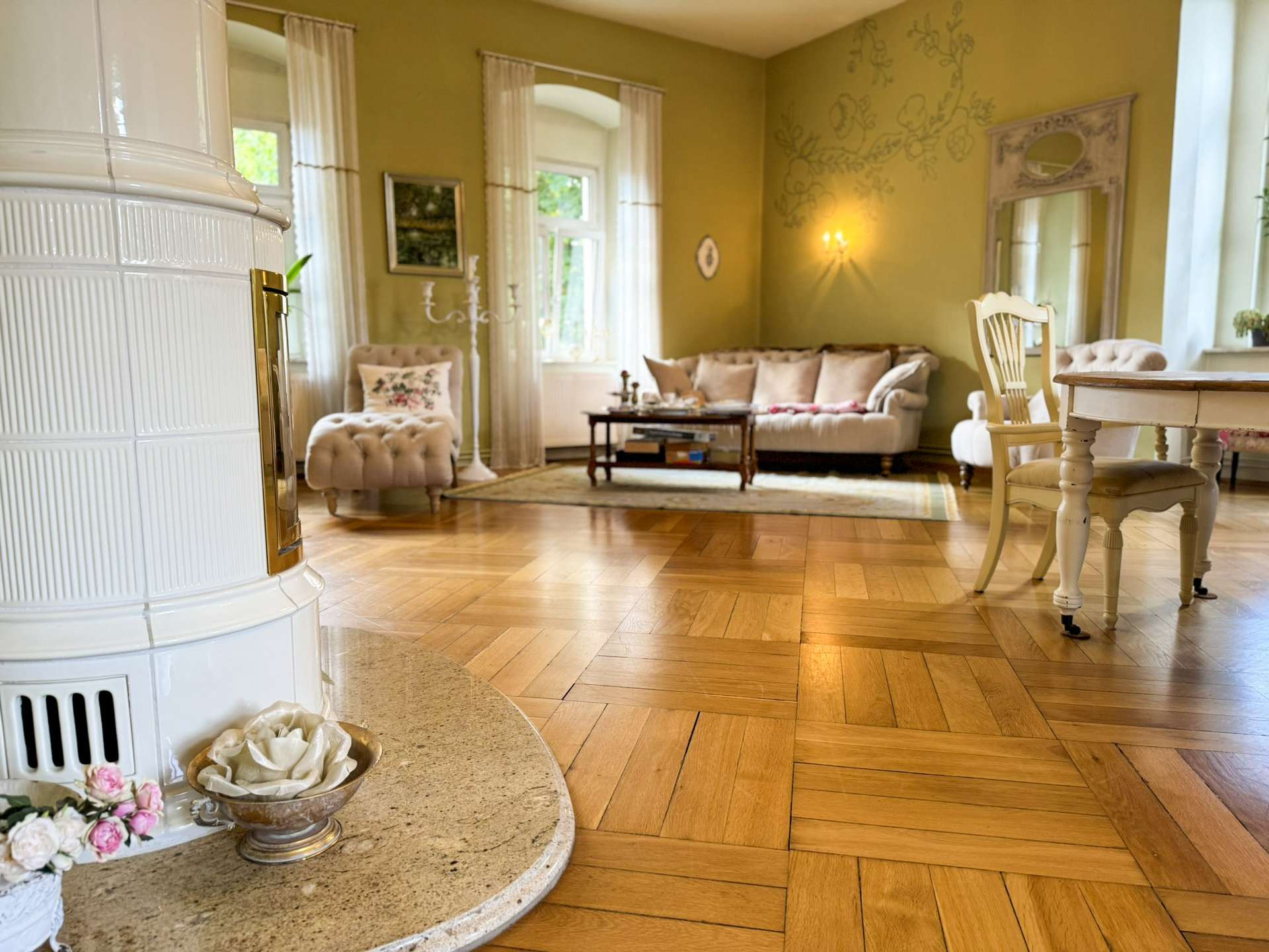 Detailansicht Kaminofen und Wohnbereich