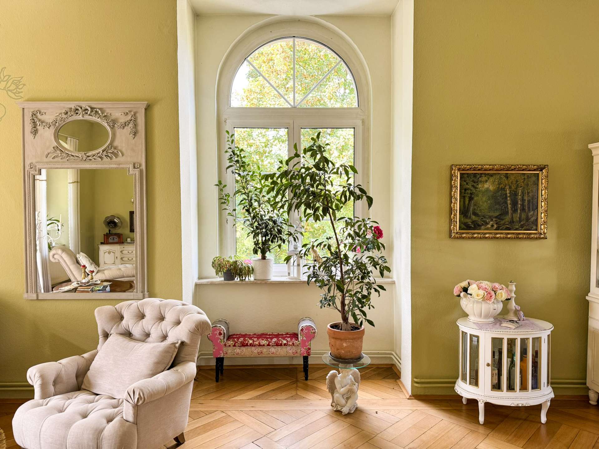 Wohnzimmer mit Rundbogenfenster