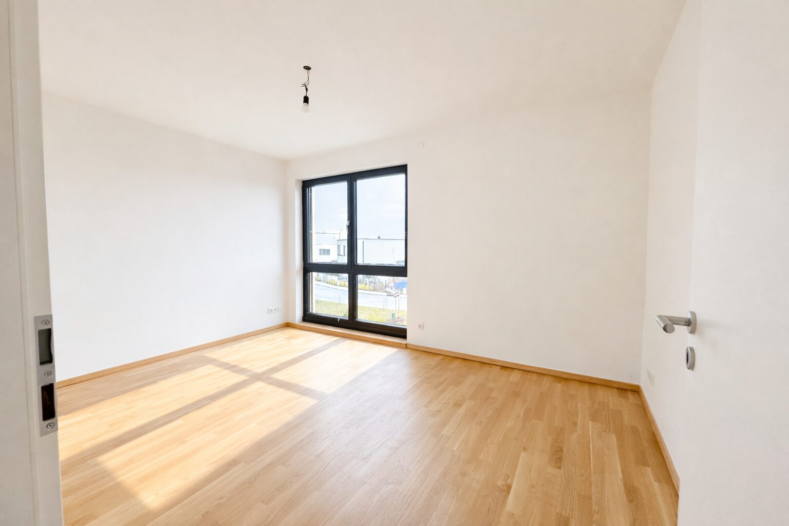 Schlafzimmer mit bodentiefen Fenster