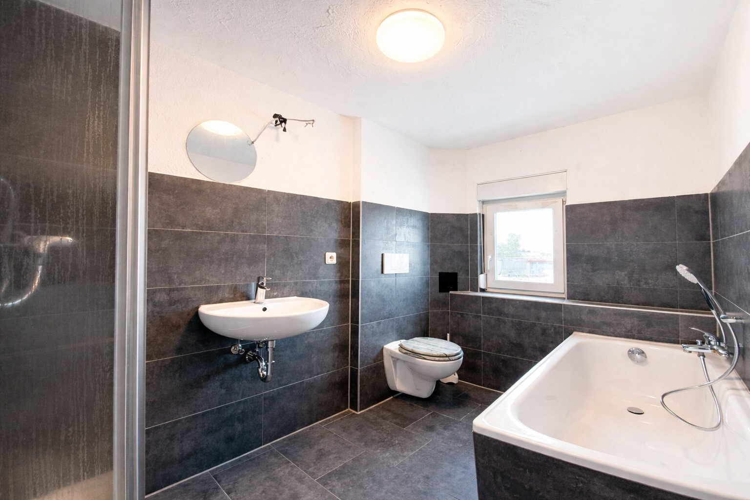 Bad mit Wanne und Dusche