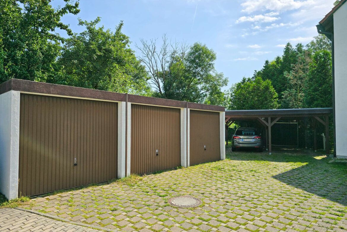 3 Garagen und 2 Stellplätze