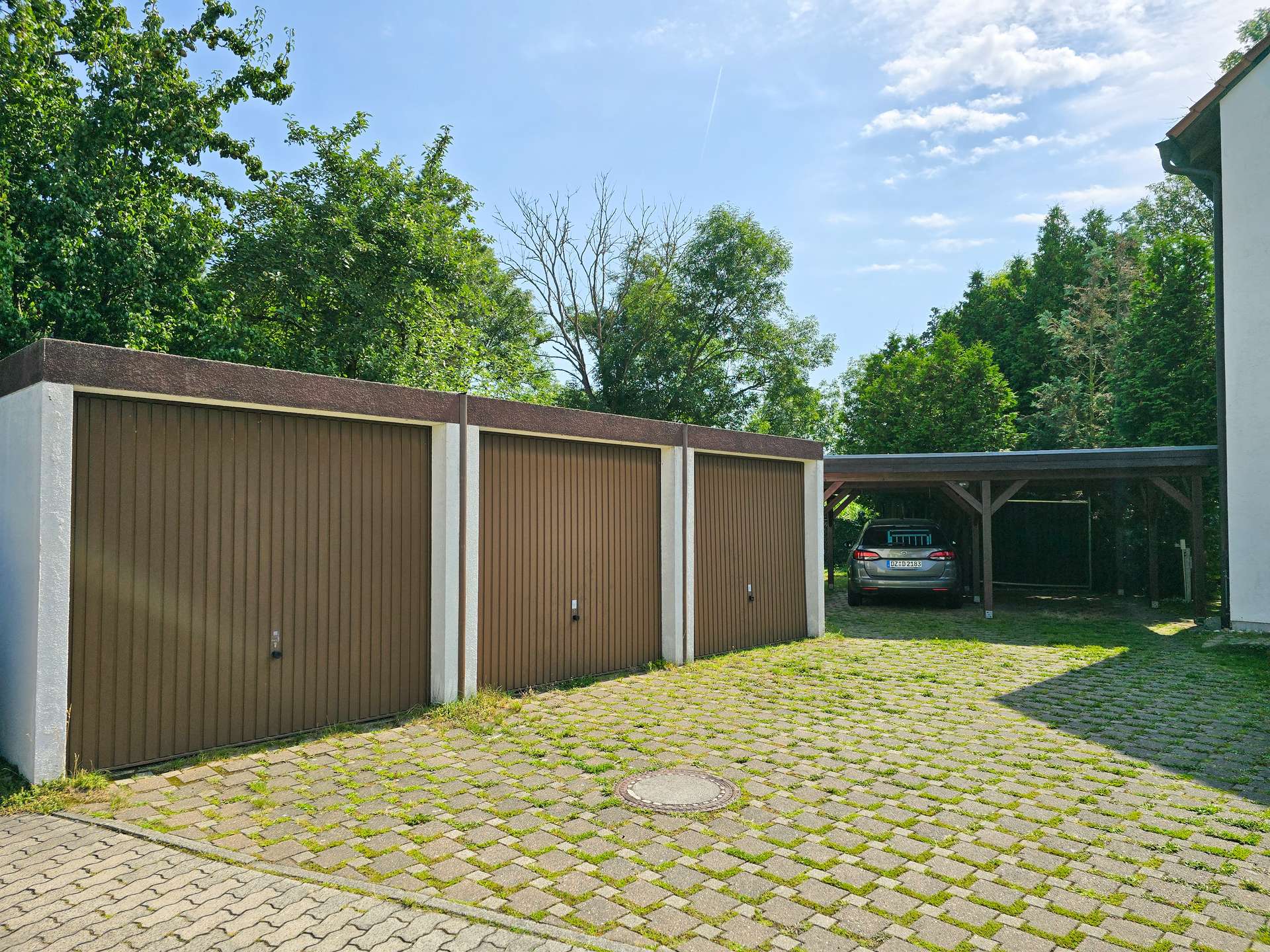 3 Garagen und 2 Stellplätze