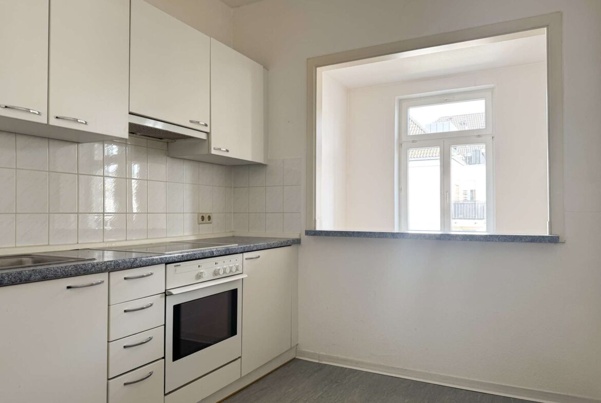 Küche mit Durchreiche