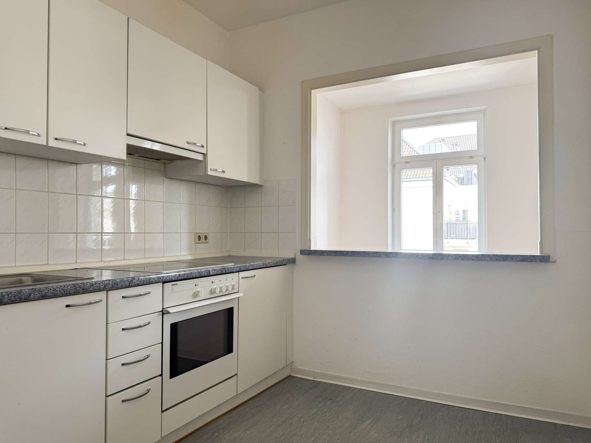 Küche mit Durchreiche