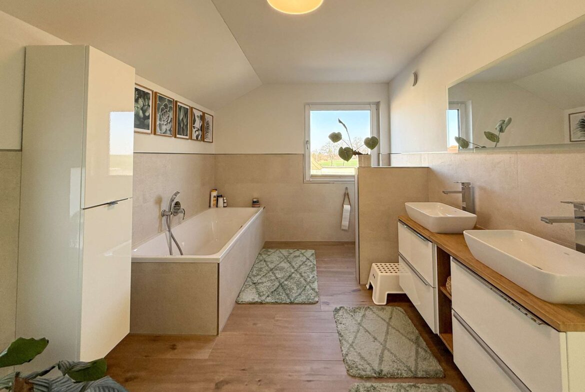 Masterbad mit Dusche und Wanne