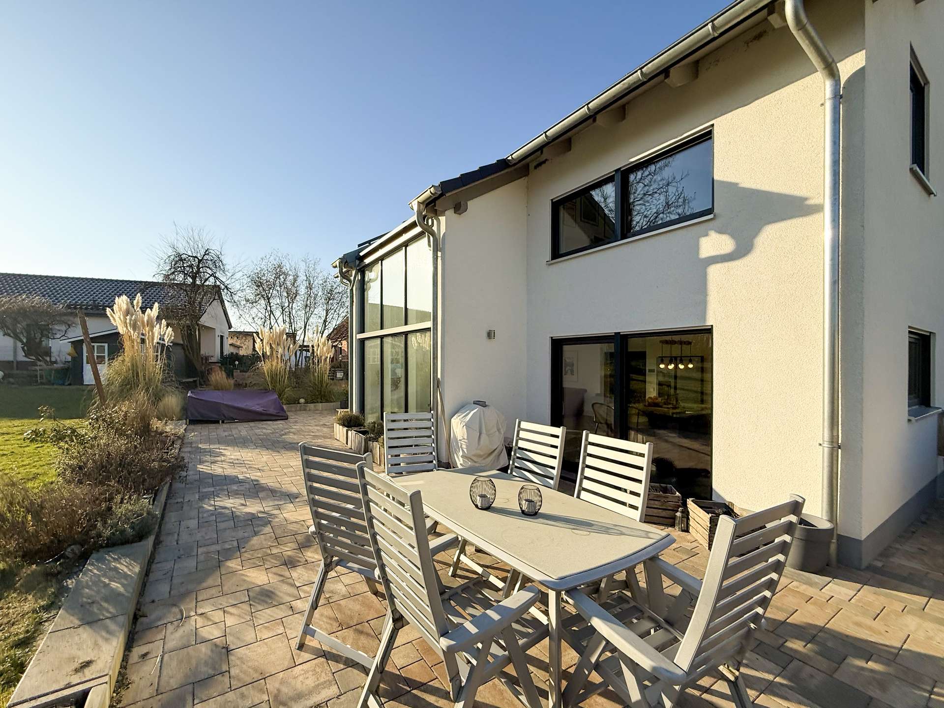 Haus- und Terrassenansicht