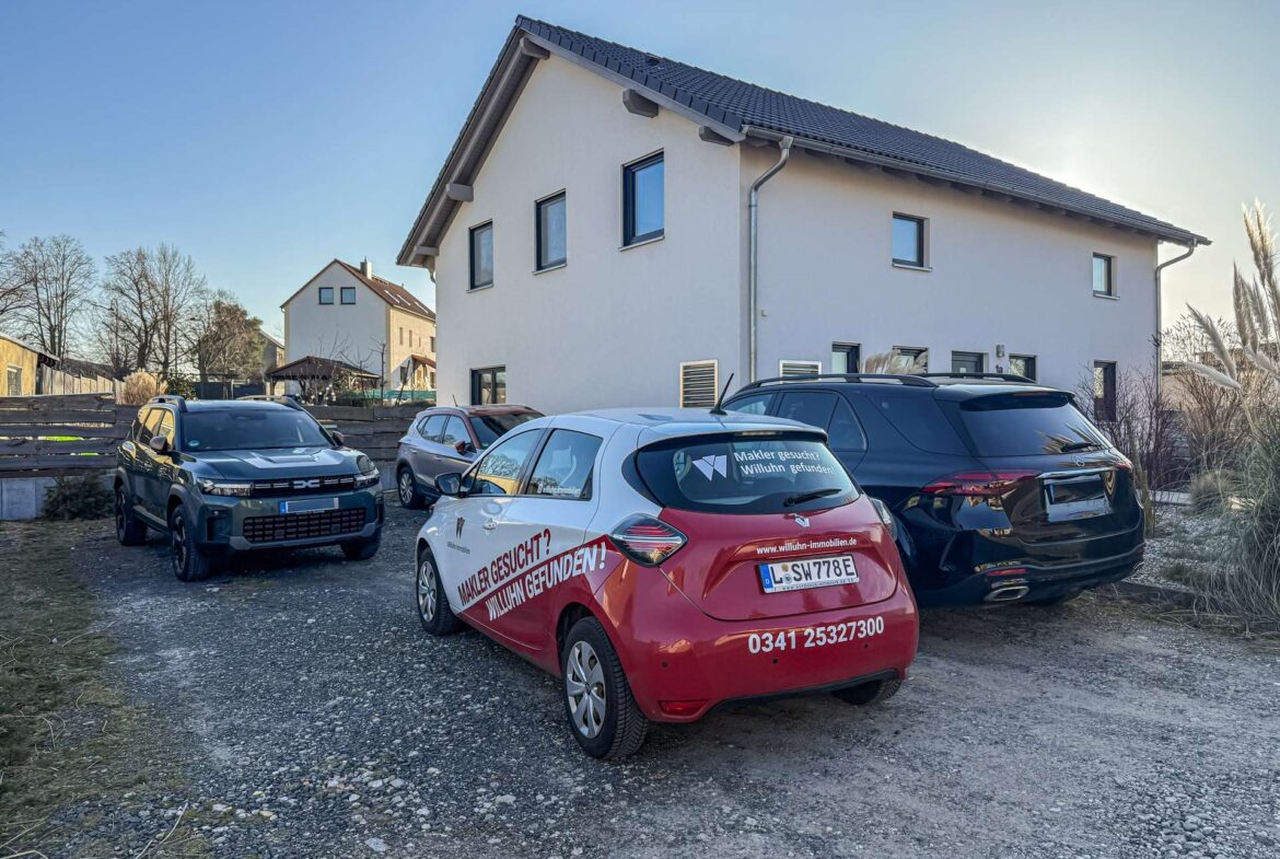 Parkplätze auf dem Grundstück