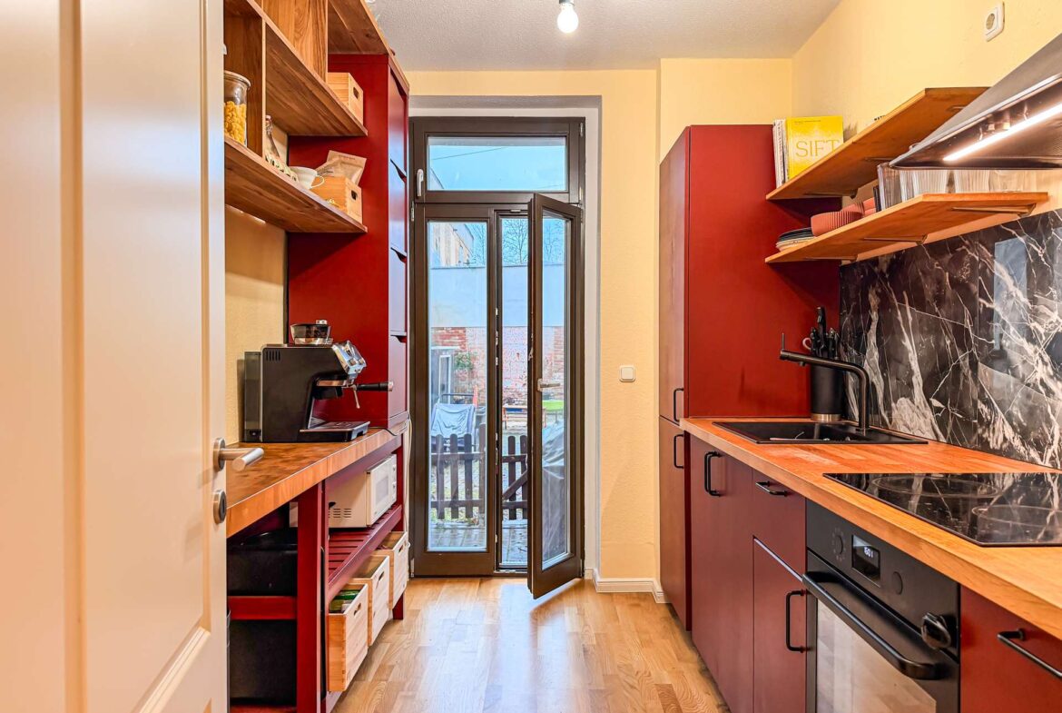 Küche mit Terrassenzugang