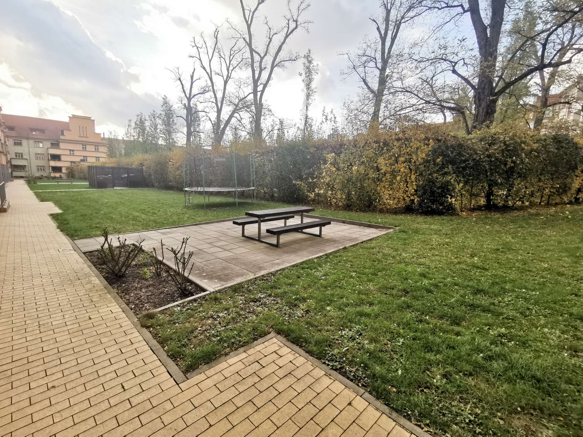 Parkähnlicher Hinterhof