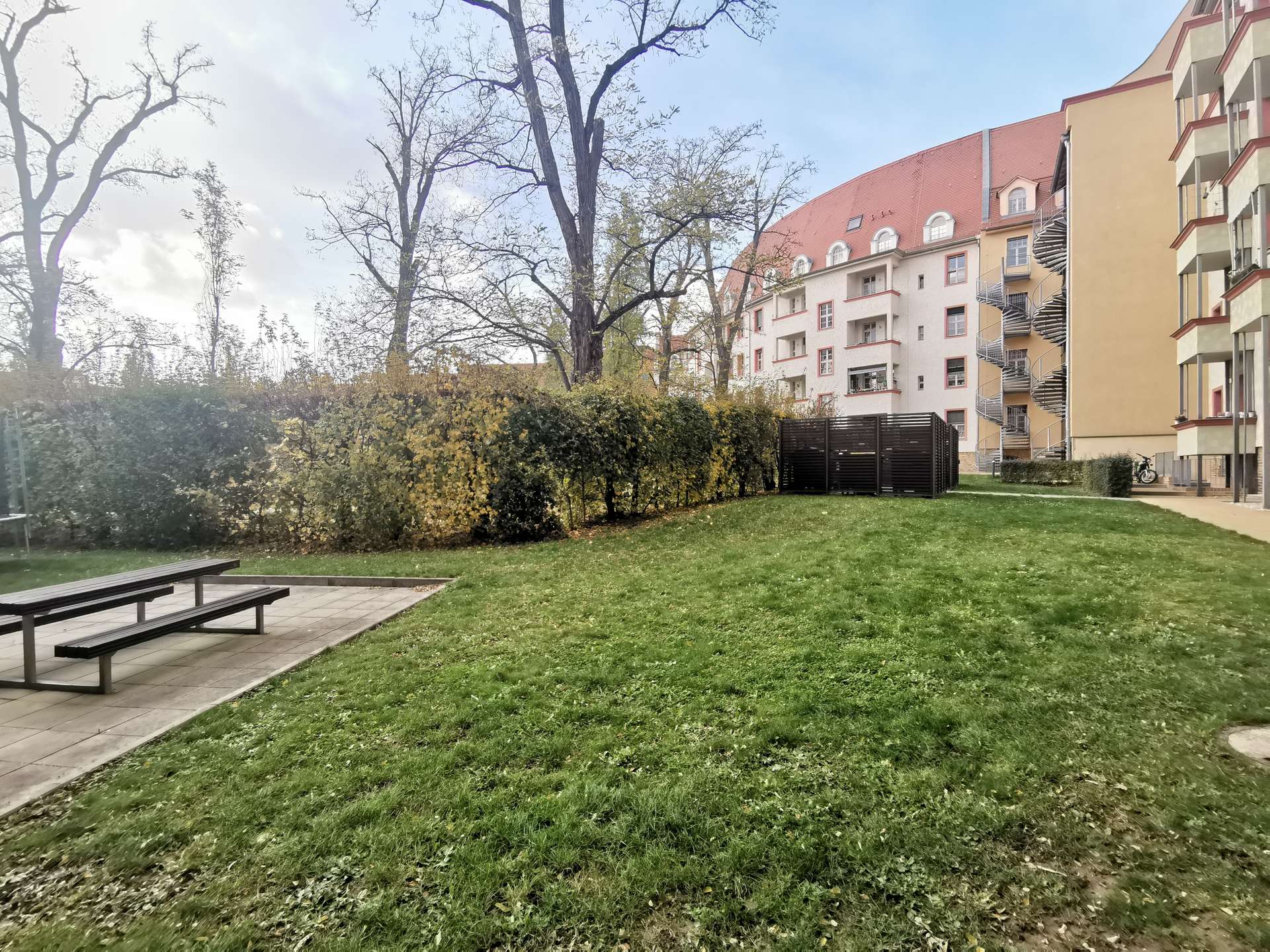 Parkähnlicher Hinterhof