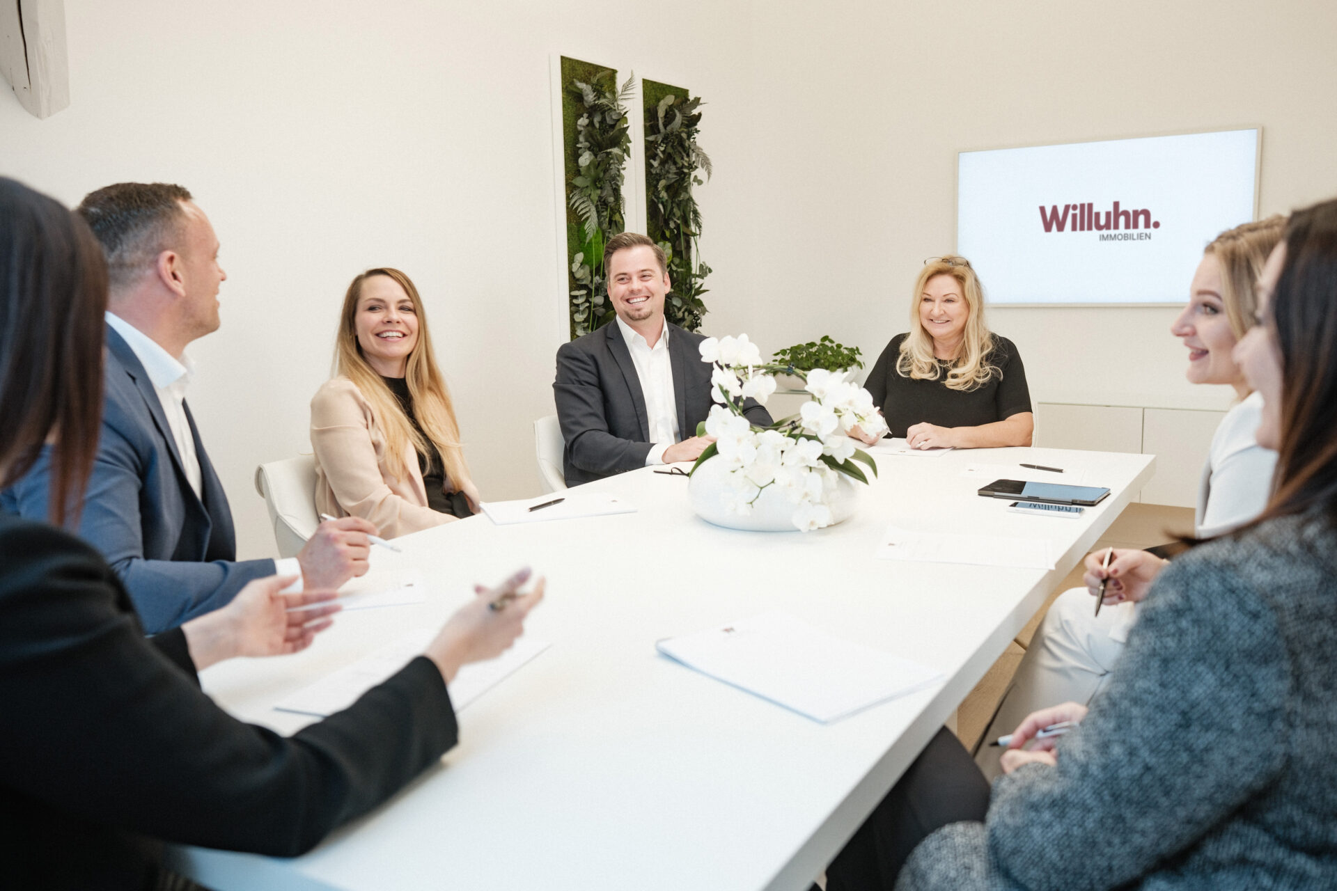 Beratungsgespräch im Büro von Willuhn Immobilien in Leipzig
