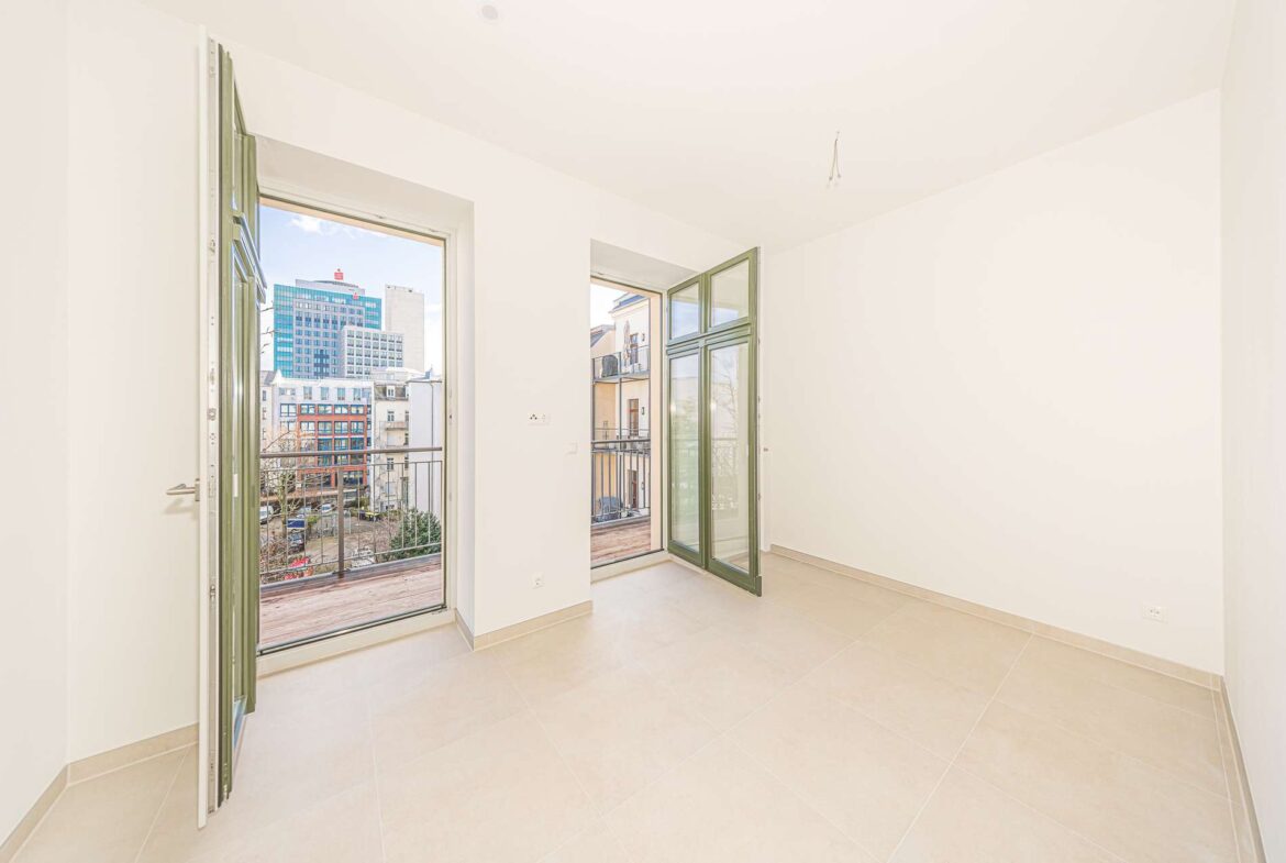 Küche mit Balkonzugang