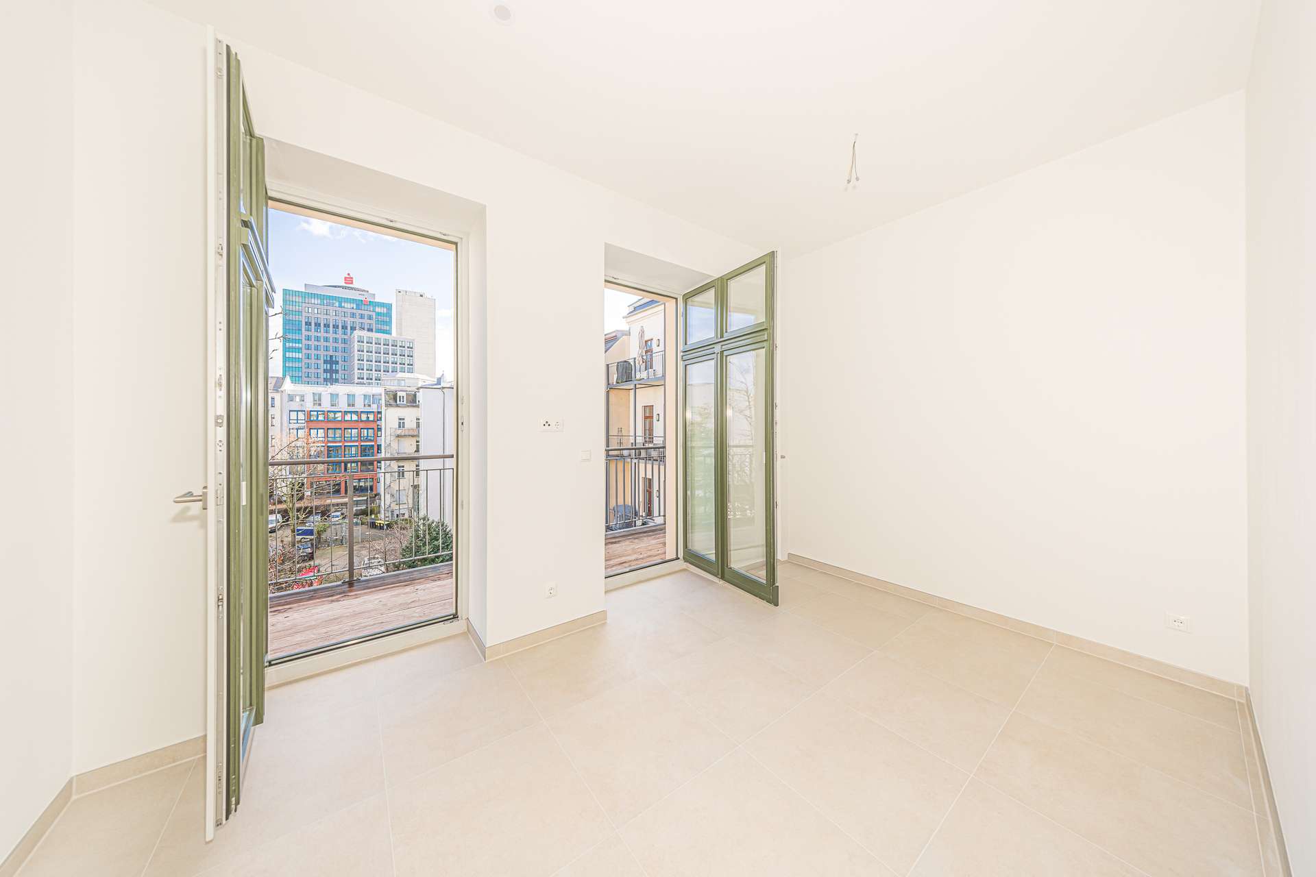 Küche mit Balkonzugang