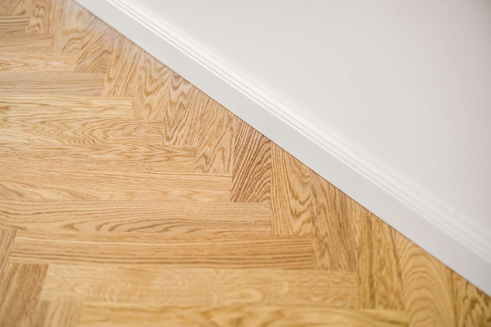 Echtholz-Fischgrätenparkett