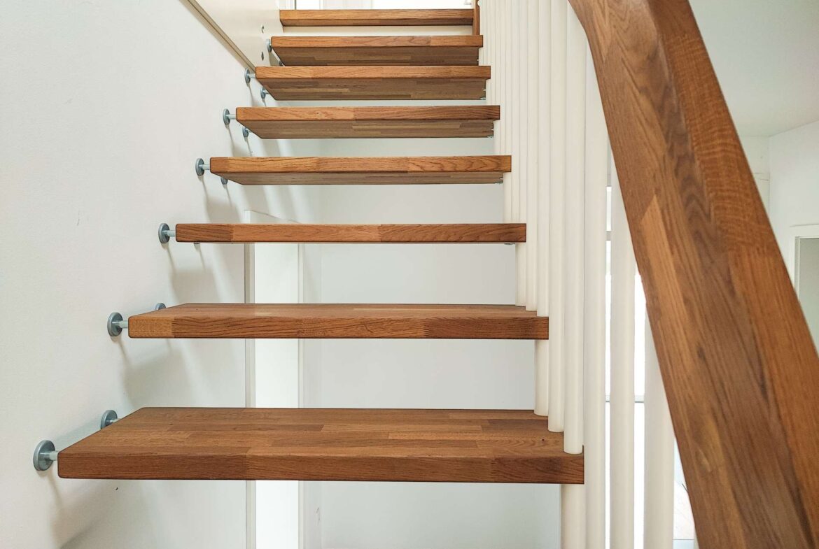 offene Echtholztreppe