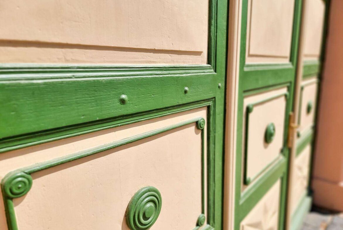 Historische Details am Tor