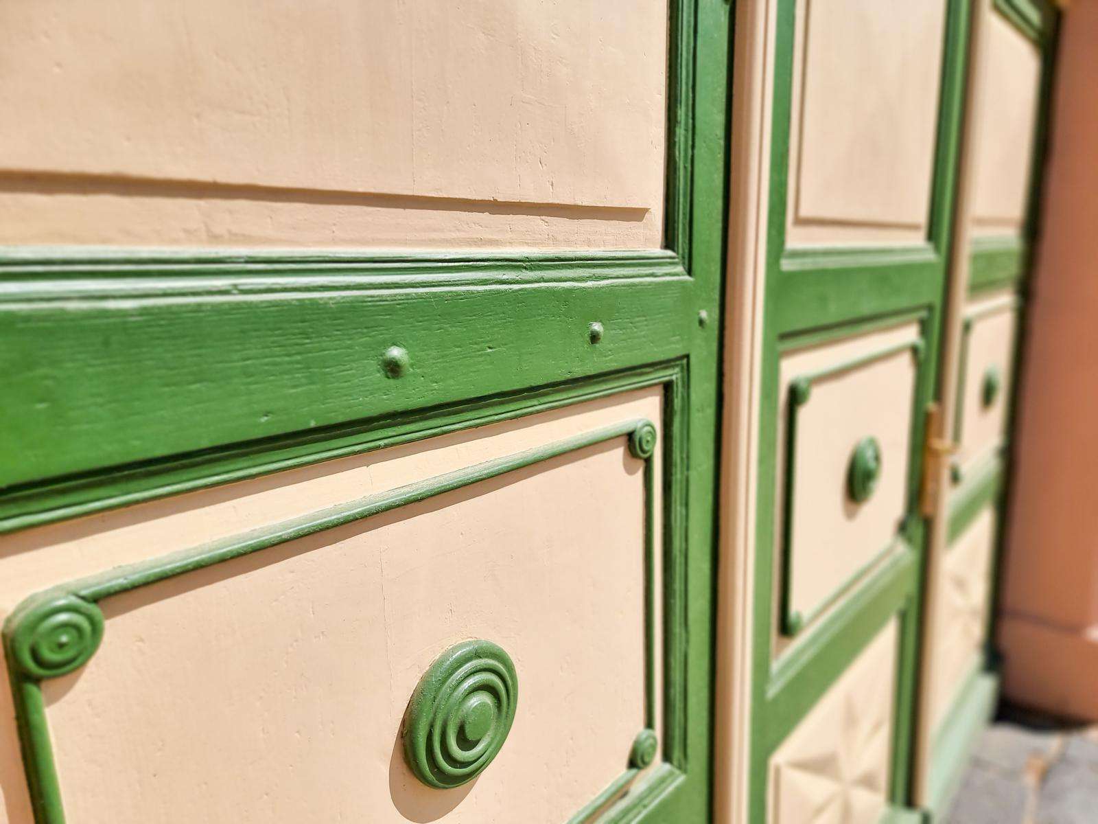 Historische Details am Tor