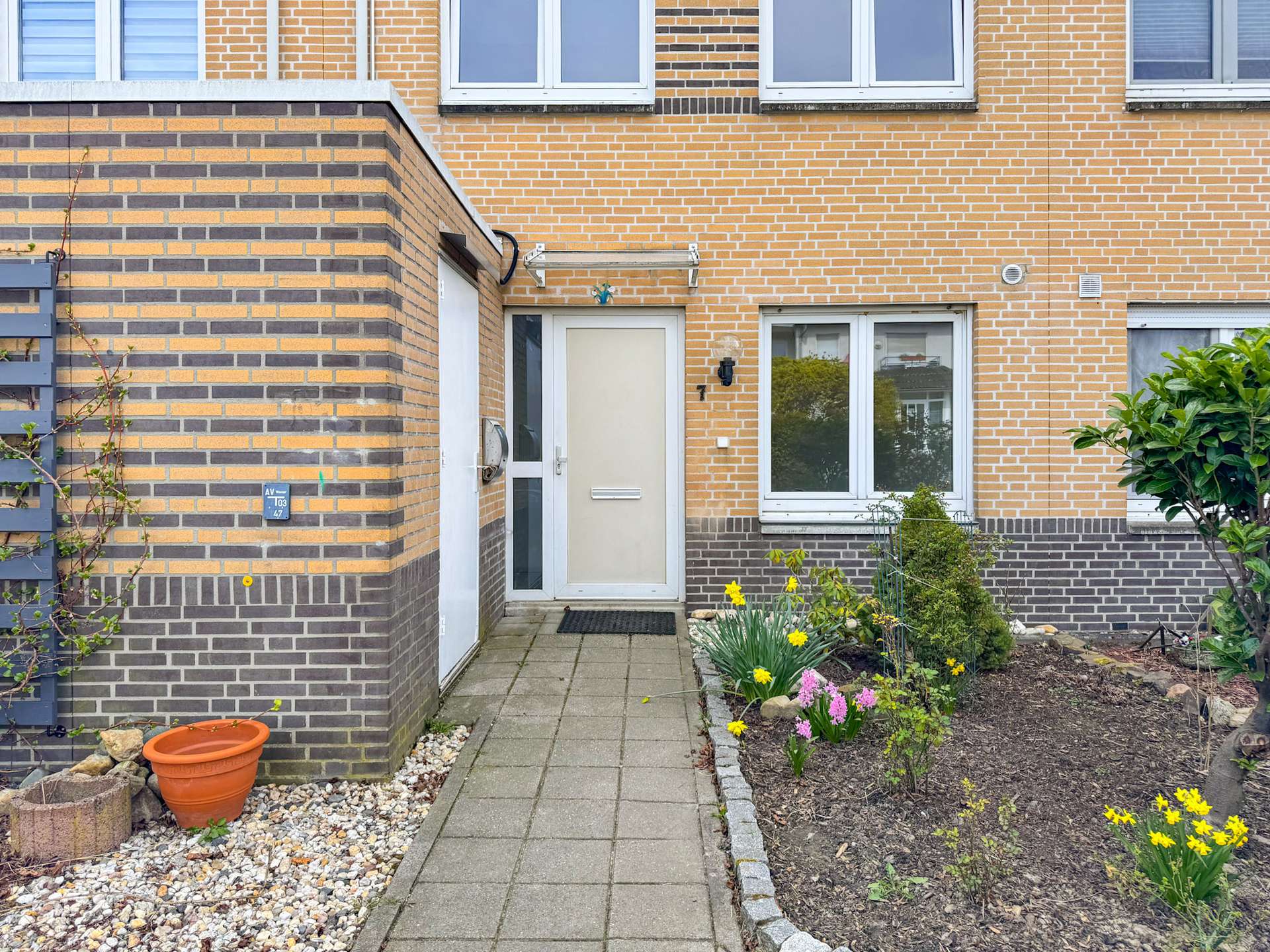 Hauseingang mit Schuppen