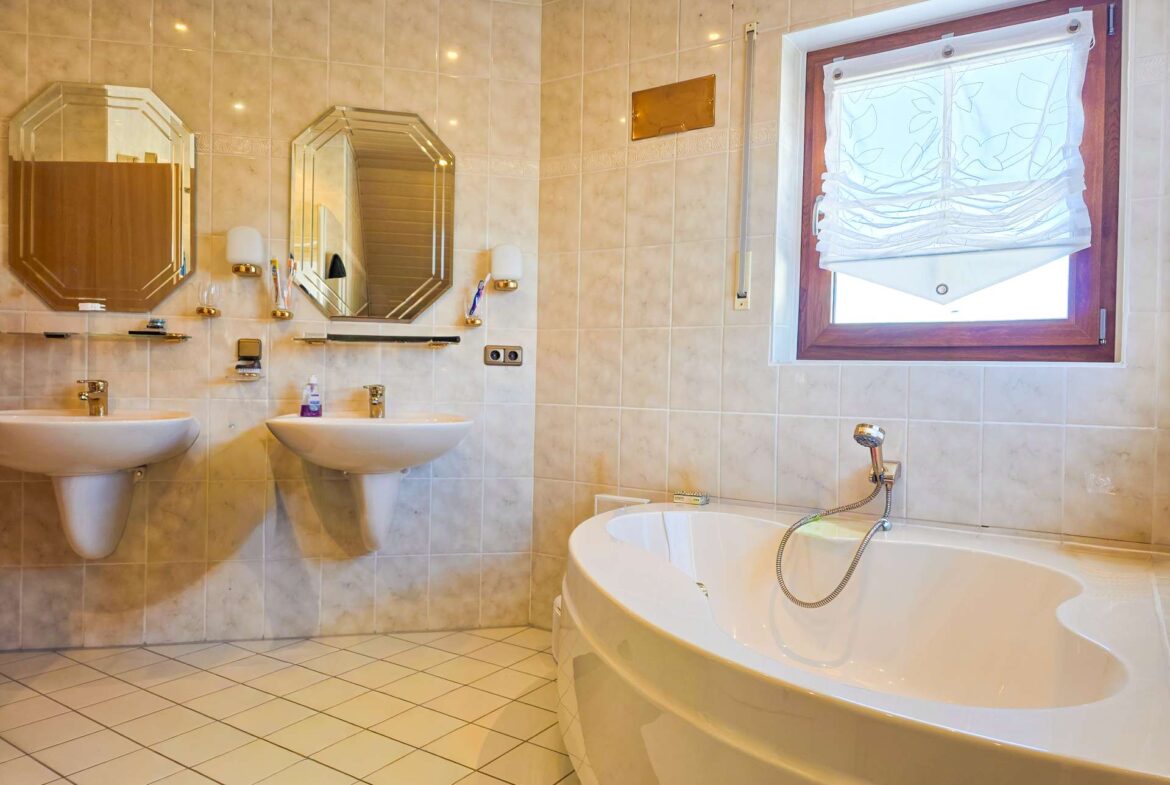 zwei Waschbecken und Wanne