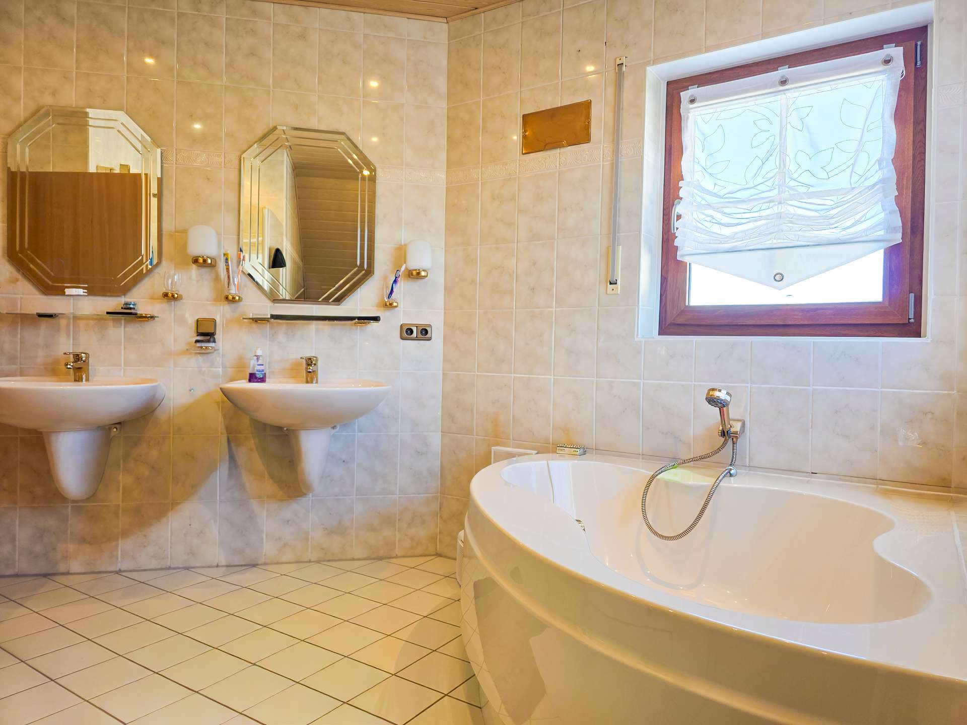 zwei Waschbecken und Wanne