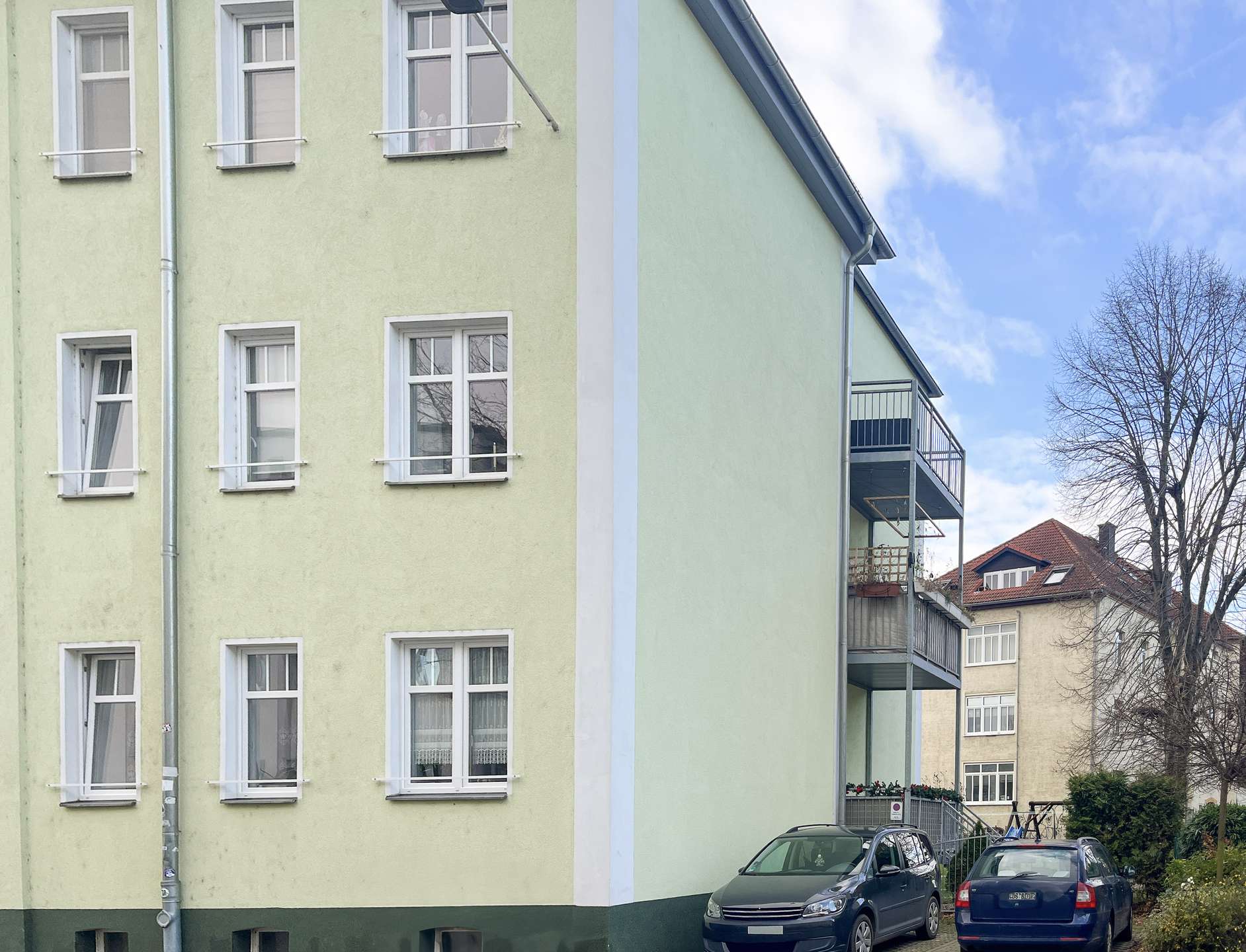 Hausansicht mit Stellplatz