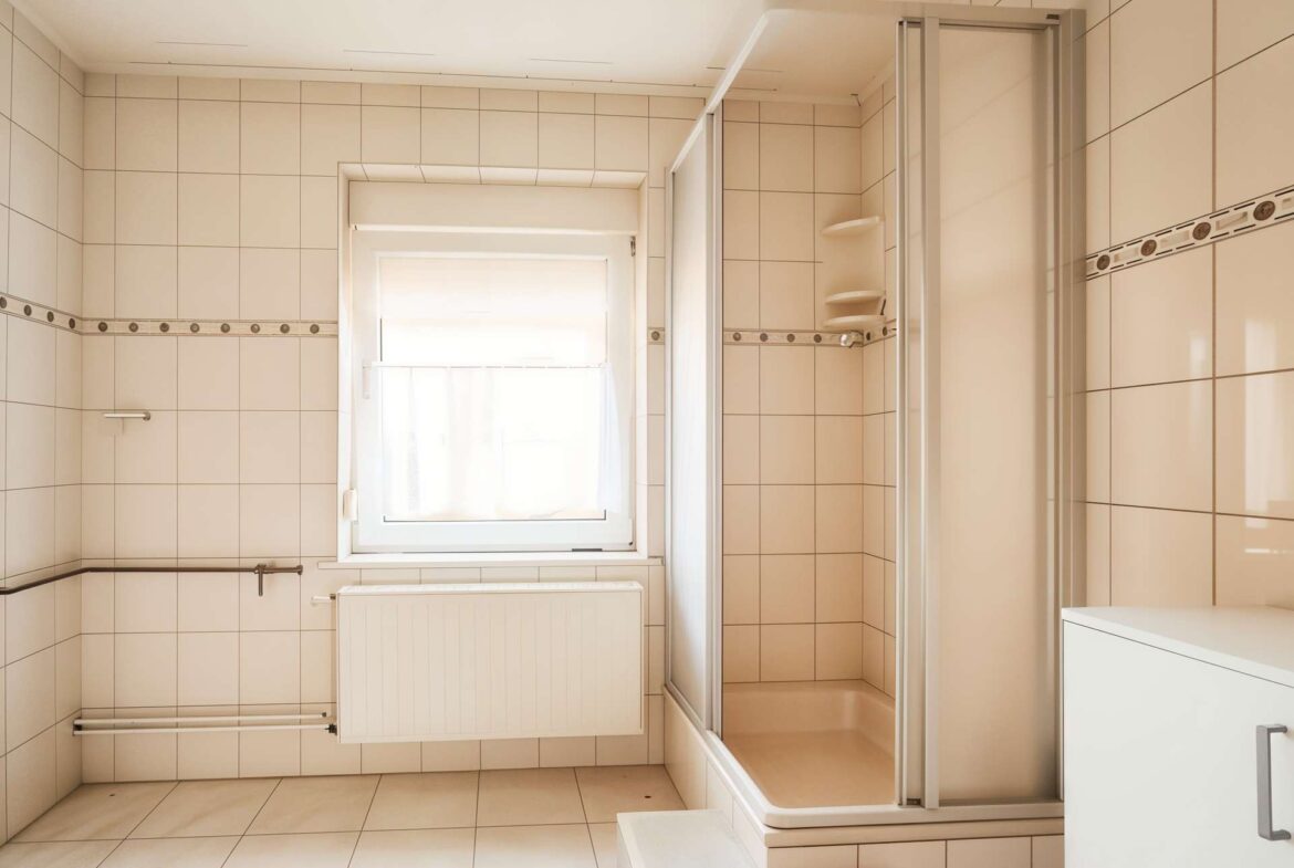 Tageslichtbad mit Dusche