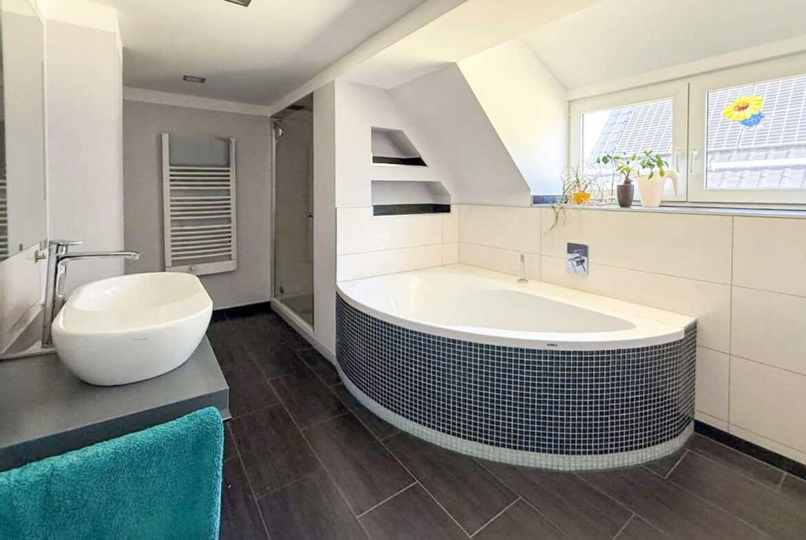 1. OG - Wanne und Dusche 