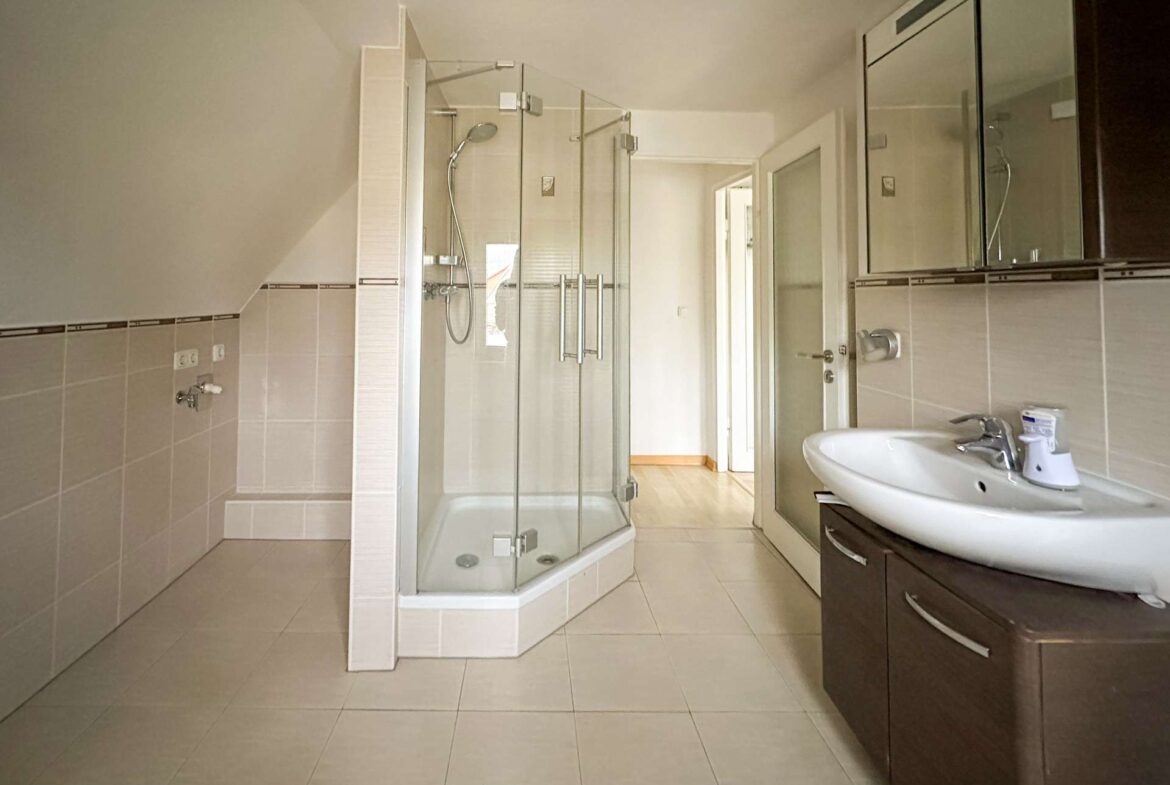 Badezimmer mit Dusche
