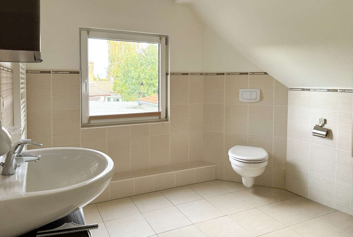 Badezimmer mit Fenster