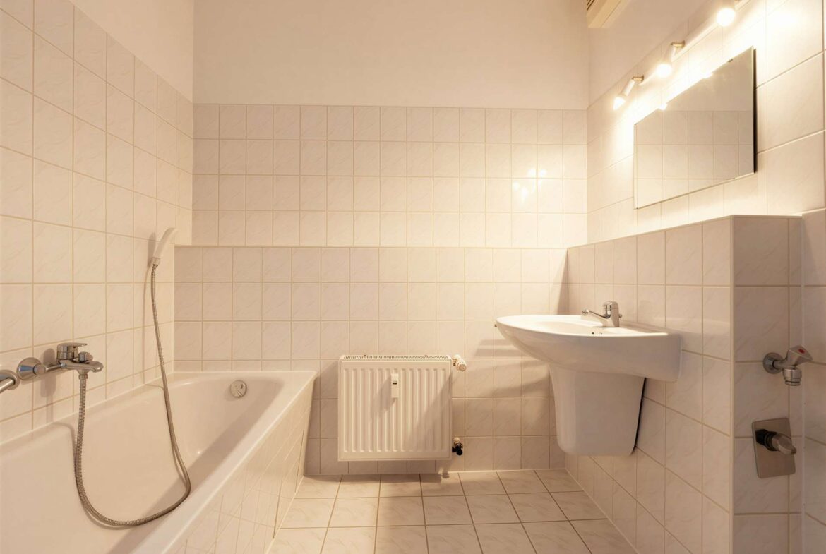 Bad mit Wanne und WM-Anschluss