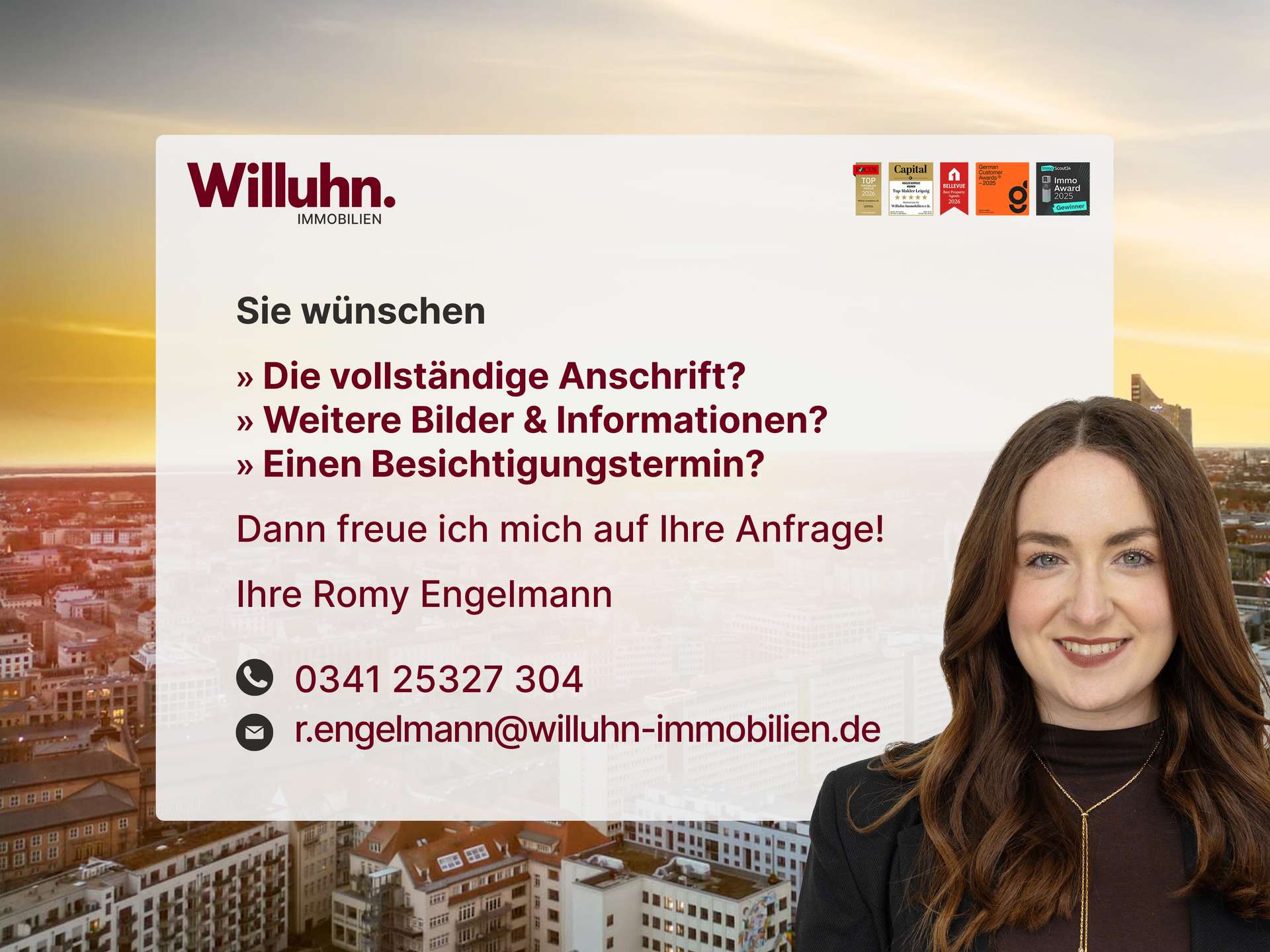 Portrait einer lächelnden Frau vor einem Willuhn Immobilien Werbebanner mit Kontaktdaten und Stichpunkten auf Deutsch, über einer Stadtansicht.