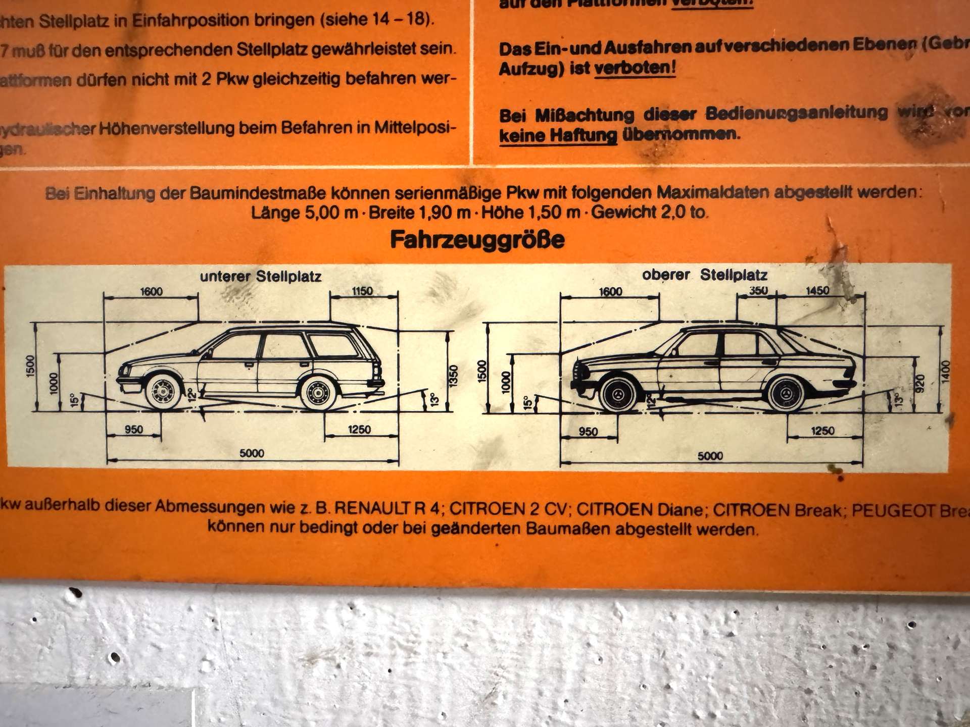Two side‑view diagrams of station wagons with detailed length, width and height measurements on an orange instruction sheet in German (vehicle size chart).