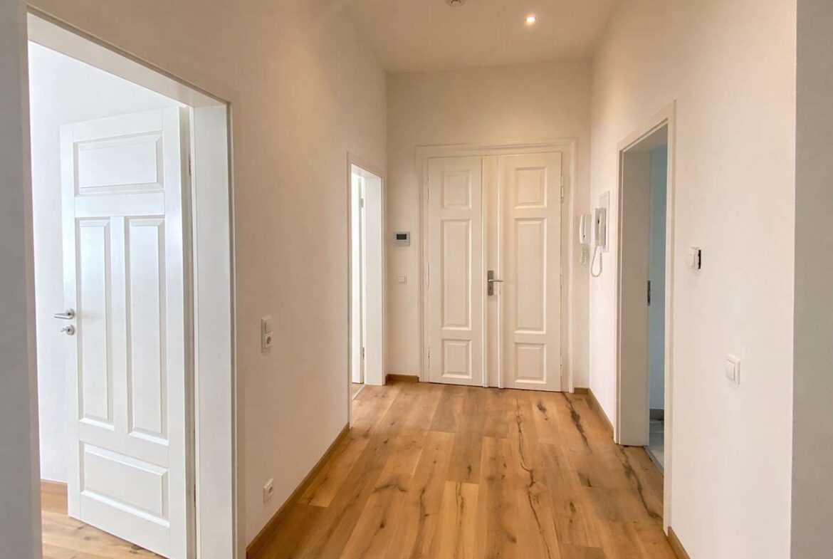 Flur mit Deckenspots Blick Eingangstür